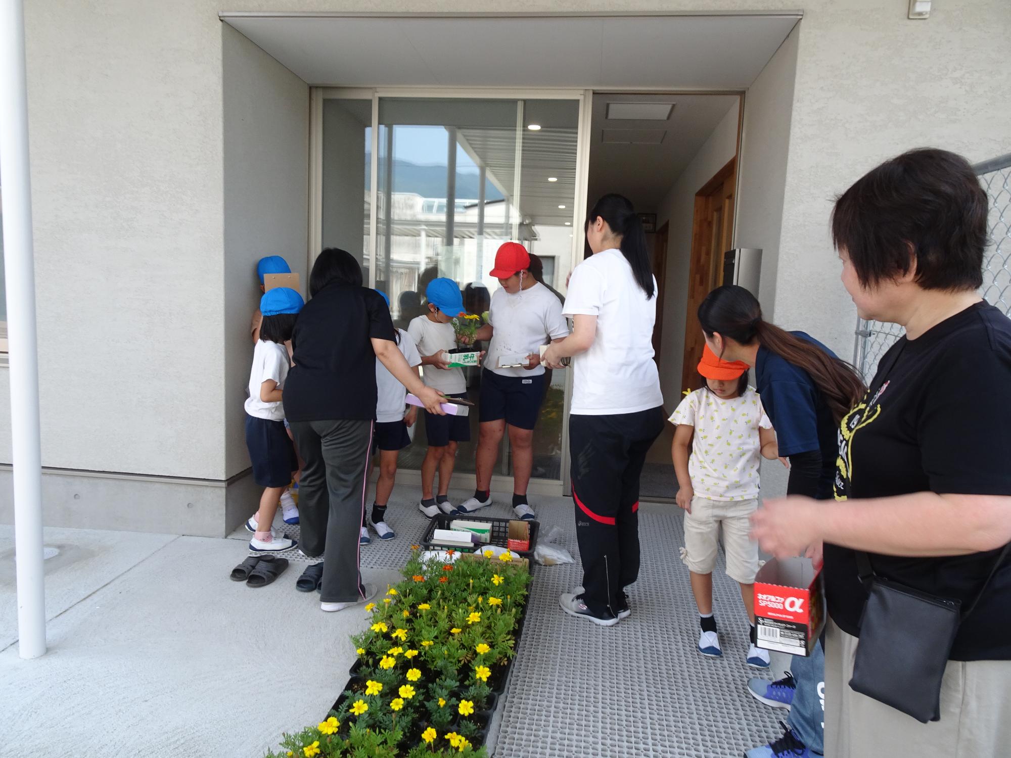 花を販売する子どもたち