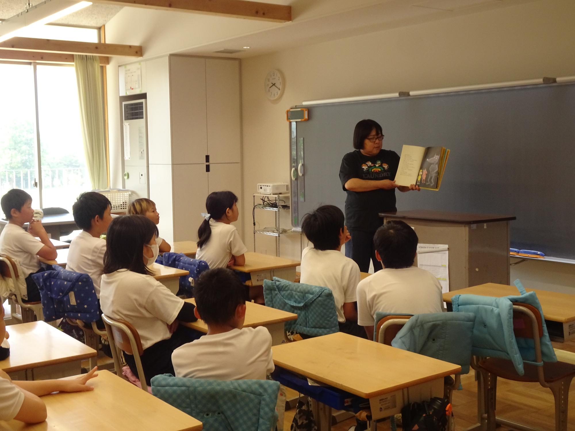 先生の読み聞かせ