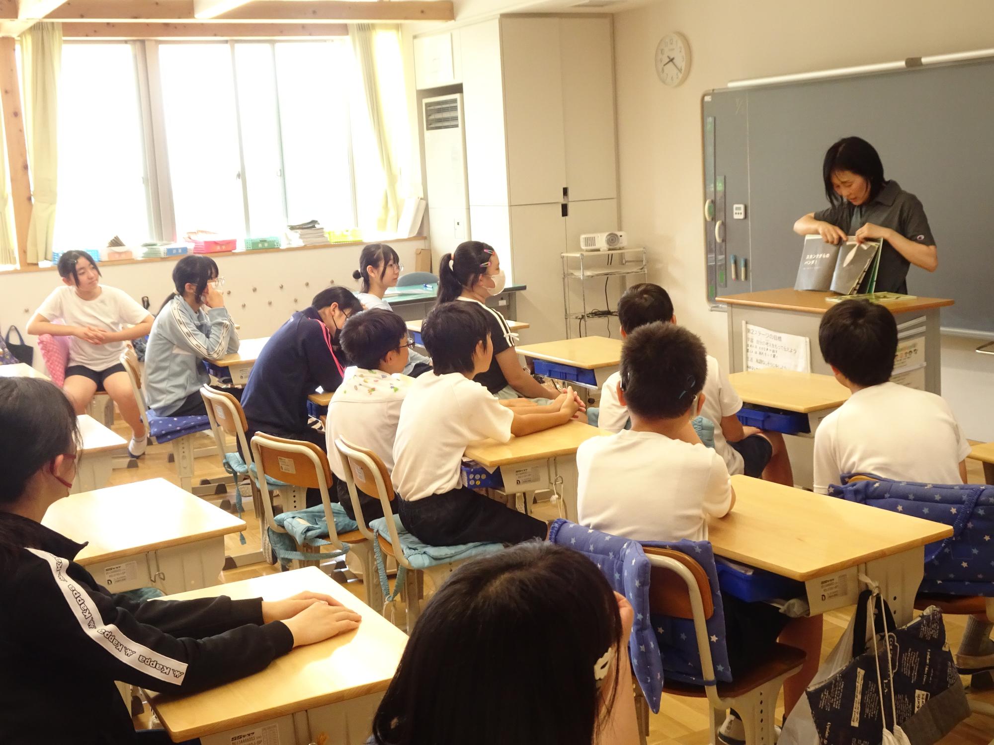先生の読み聞かせ