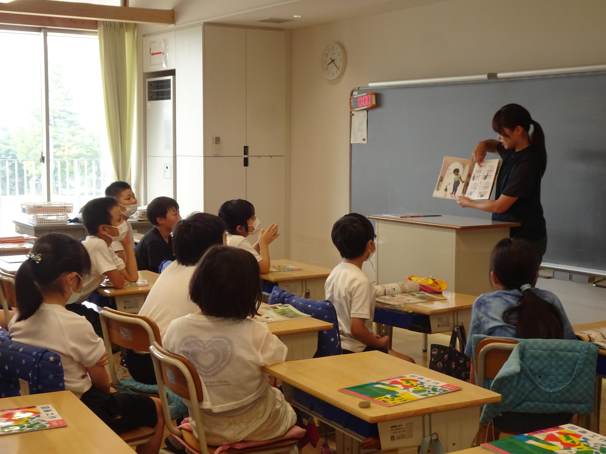 先生の読み聞かせ