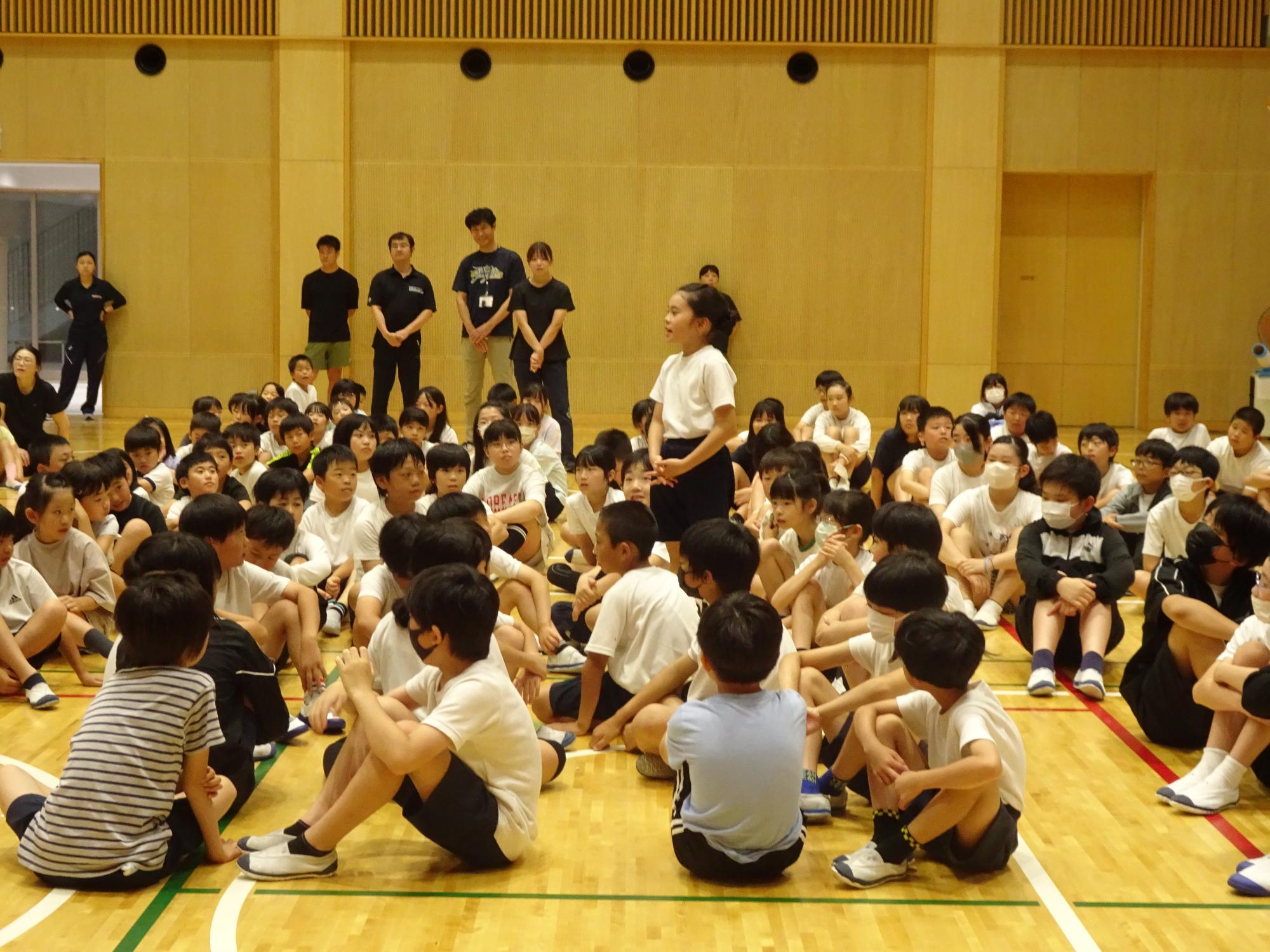 全校の前で感想を言う子