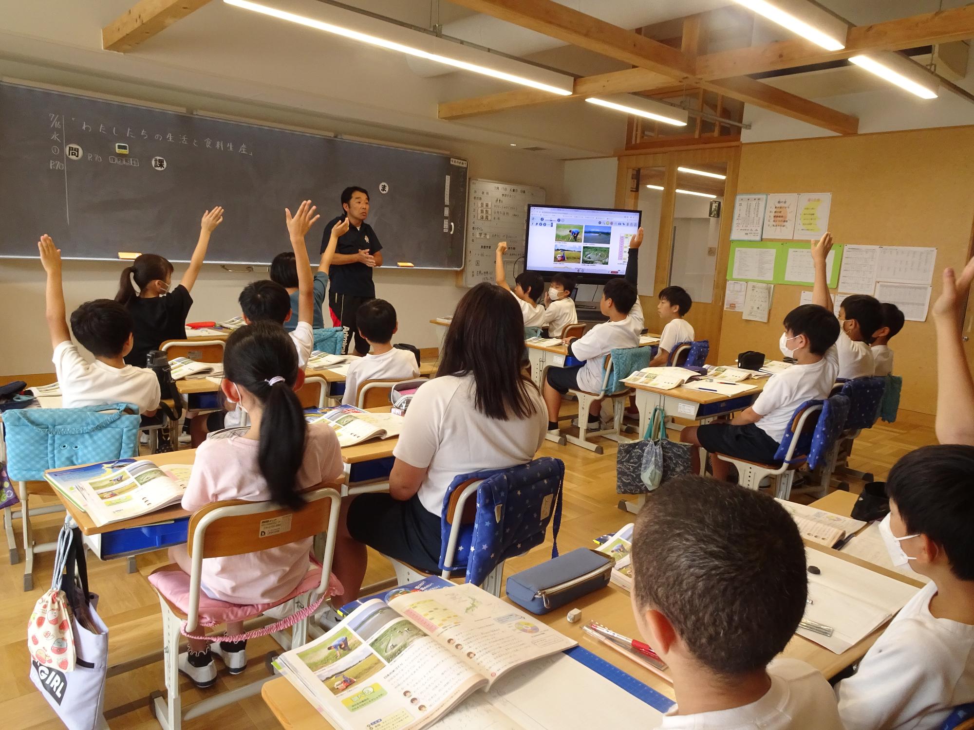 授業で挙手をする子どもたち
