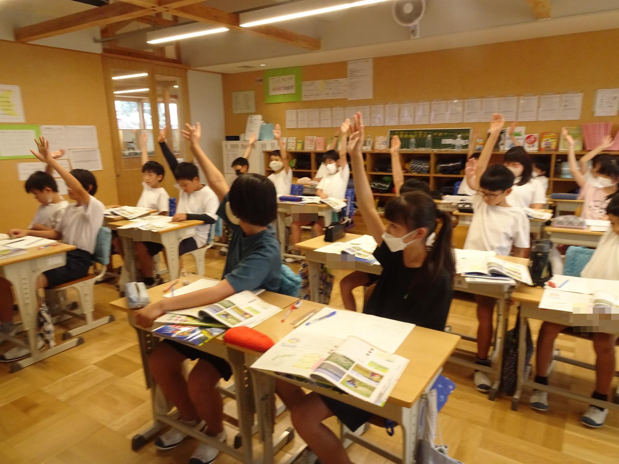 挙手をする子どもたち