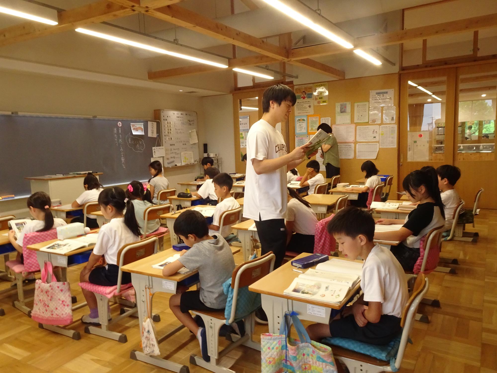 範読を聞く子どもたち
