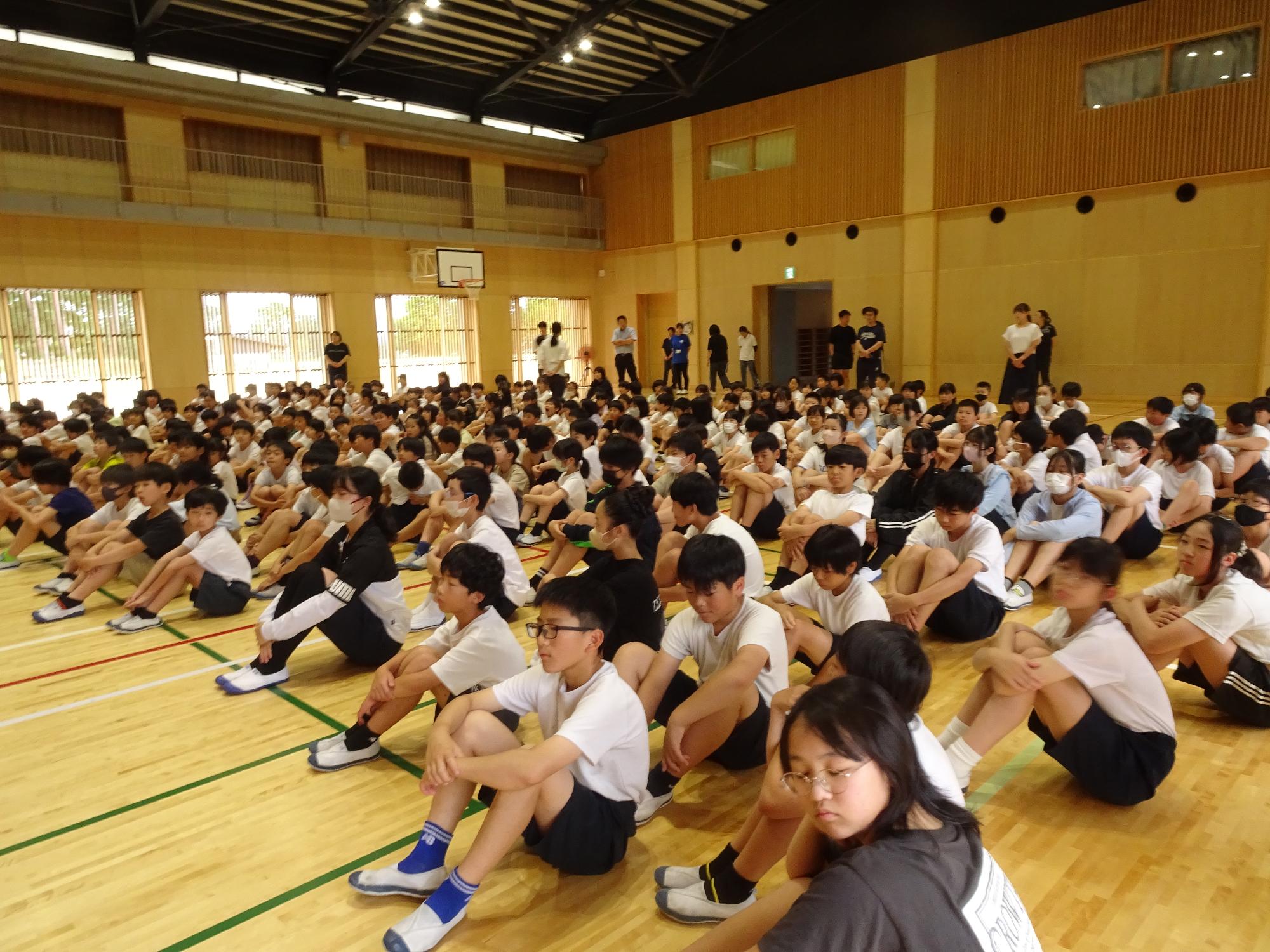集会で整列する子どもたち