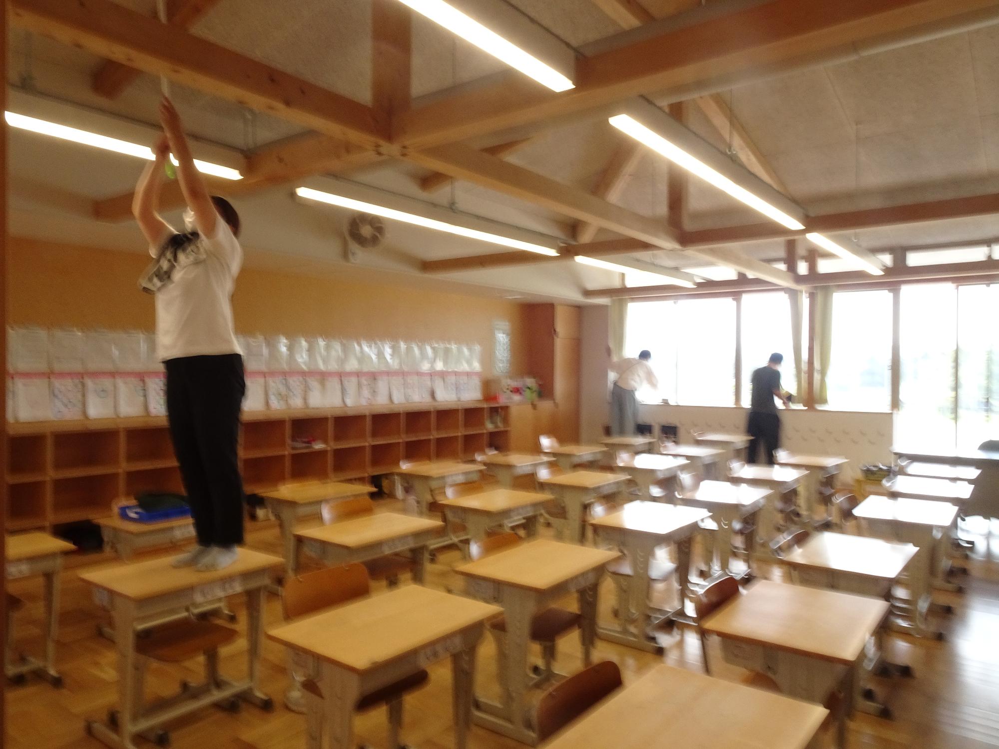 そうじをするPTA