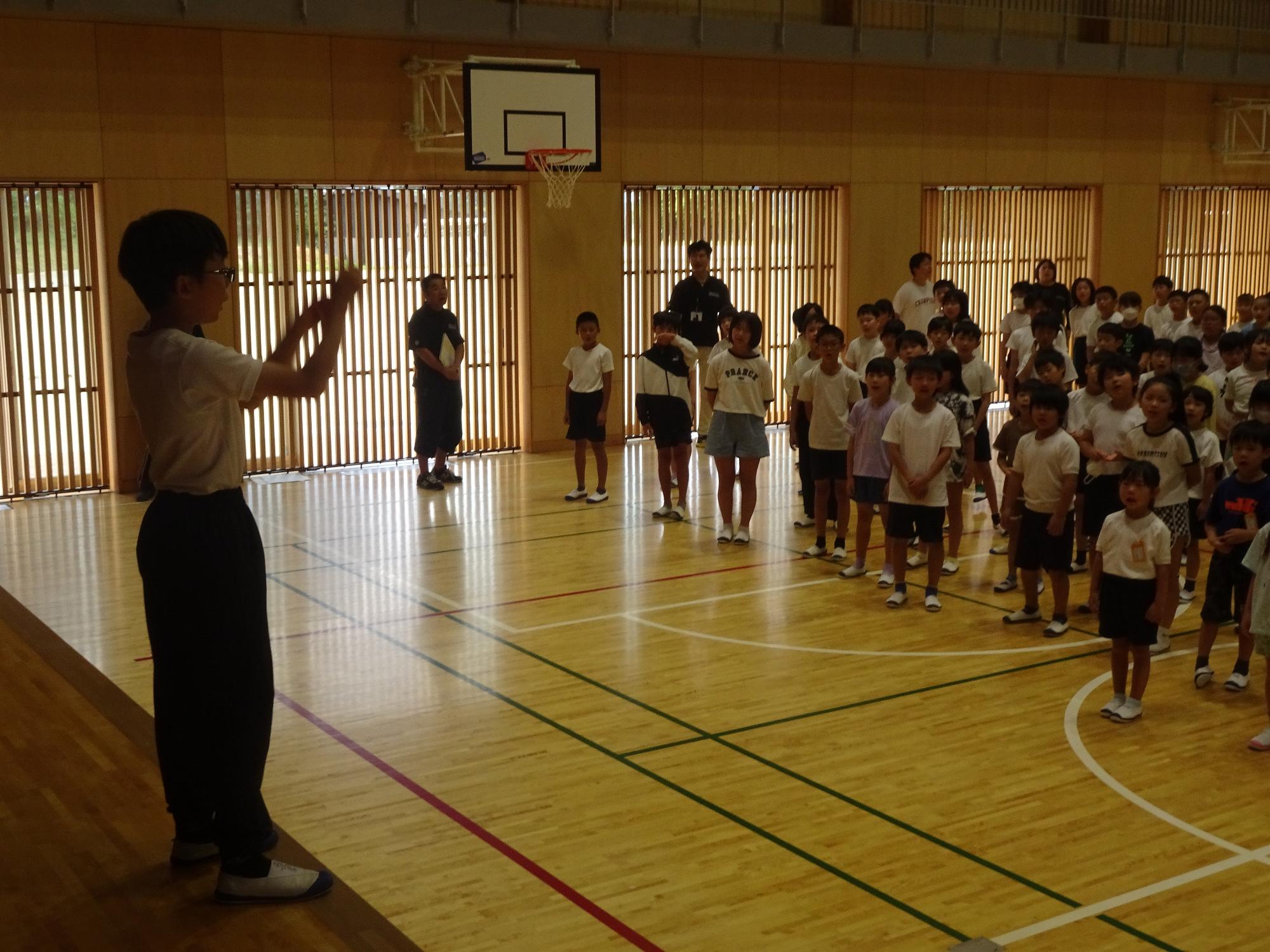 校歌を歌う子どもたち