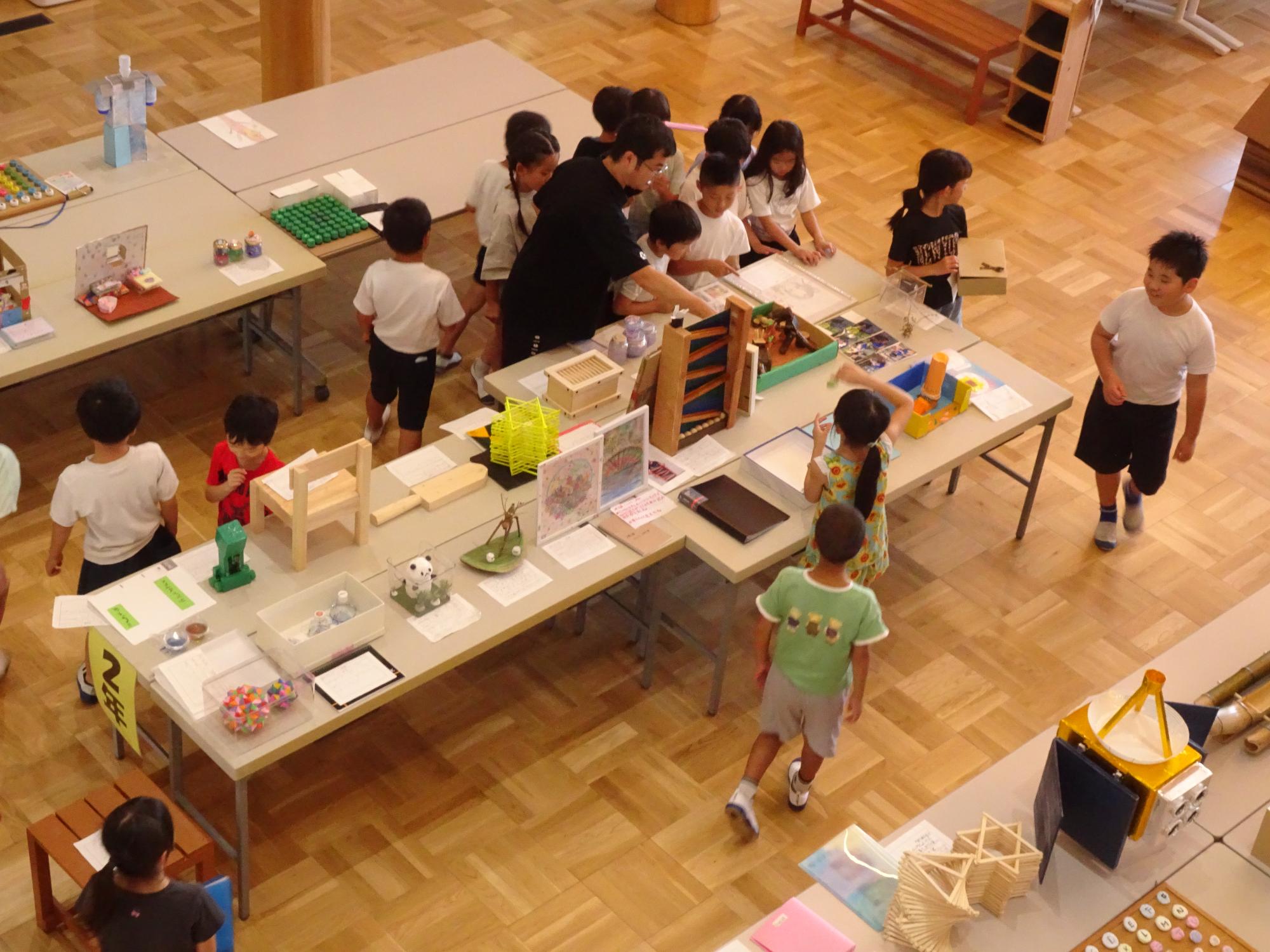 夏の作品展の準備をする子達