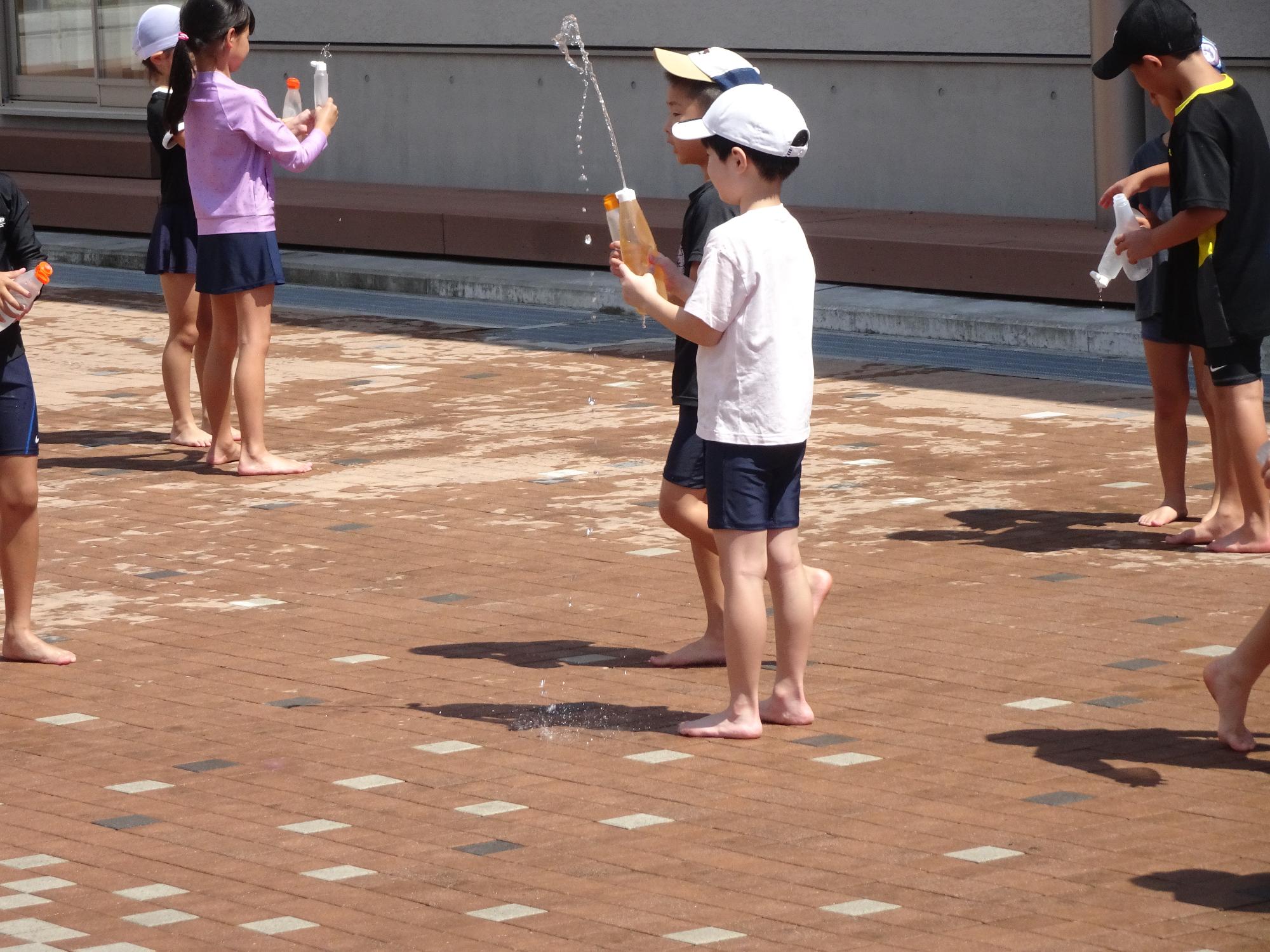 水遊びをする子どもたち