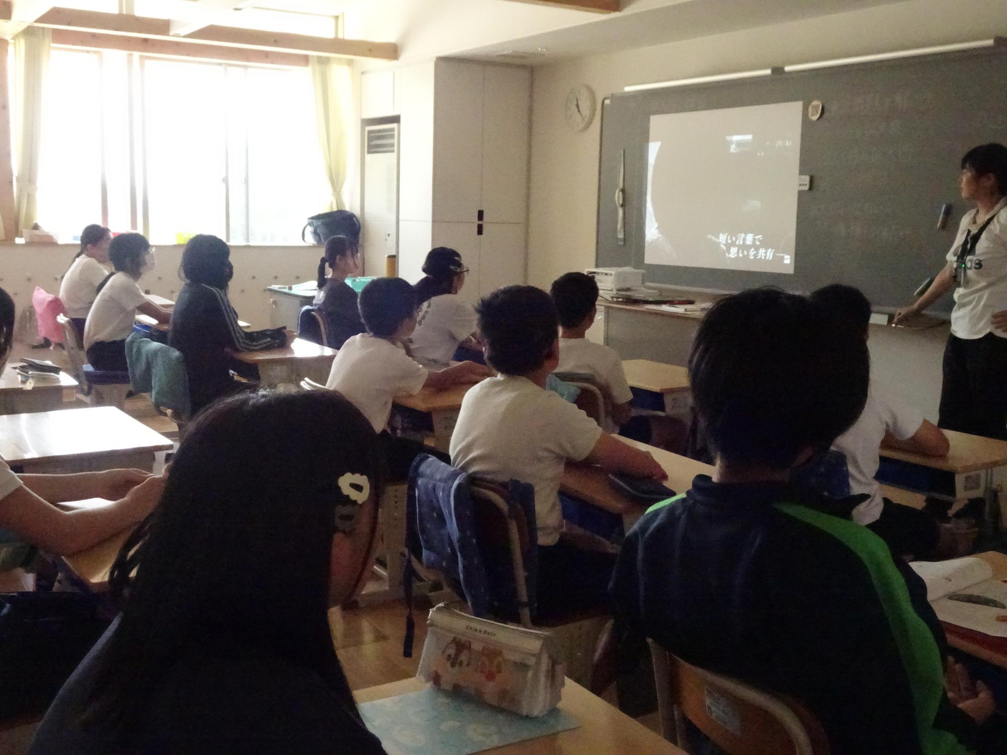 動画から学ぶ児童