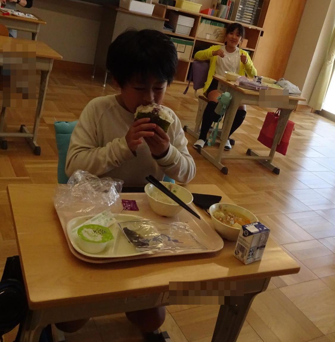 おにぎりを作ってたべる子ども