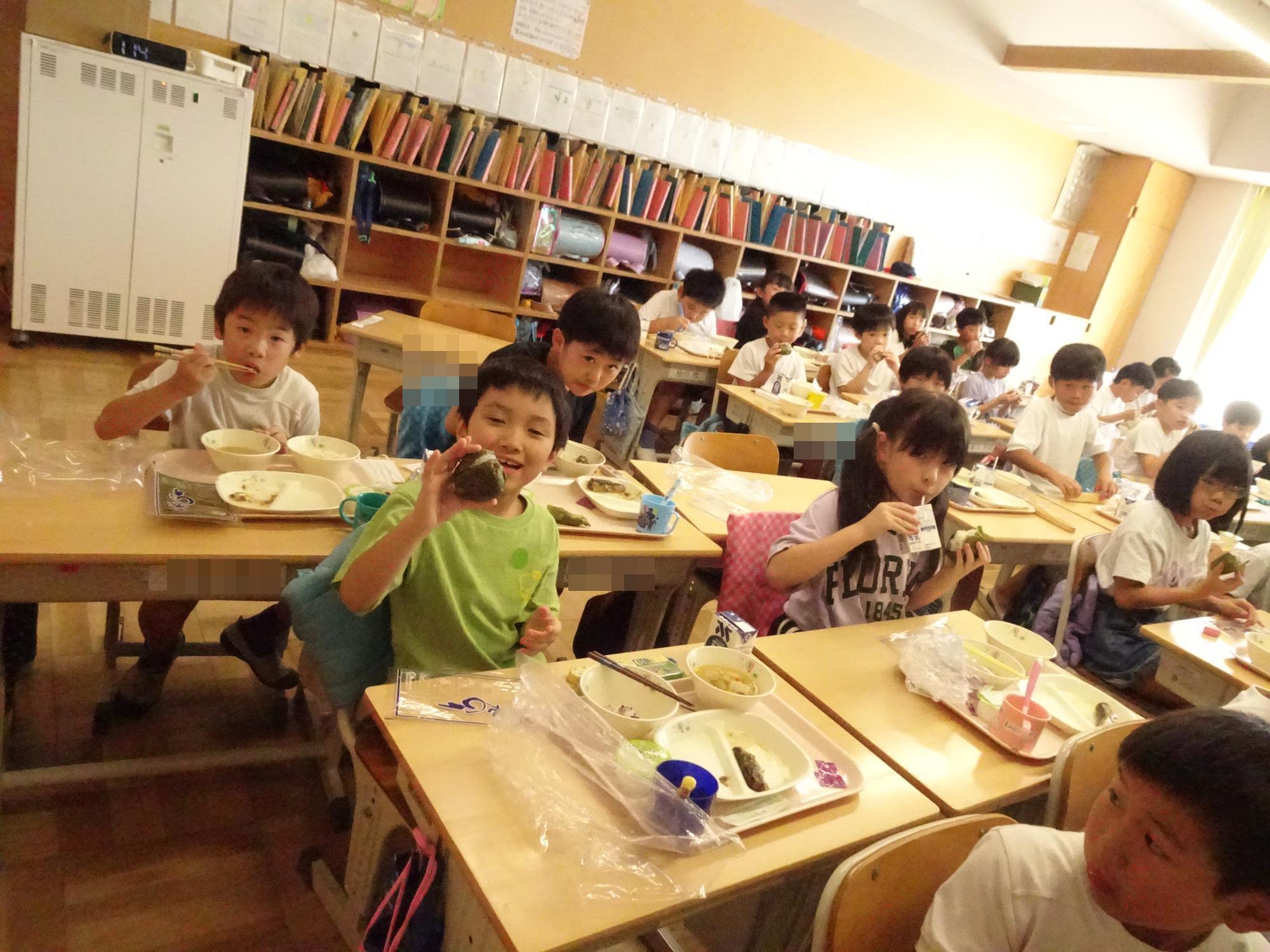 セルフおにぎりを見せる子ども