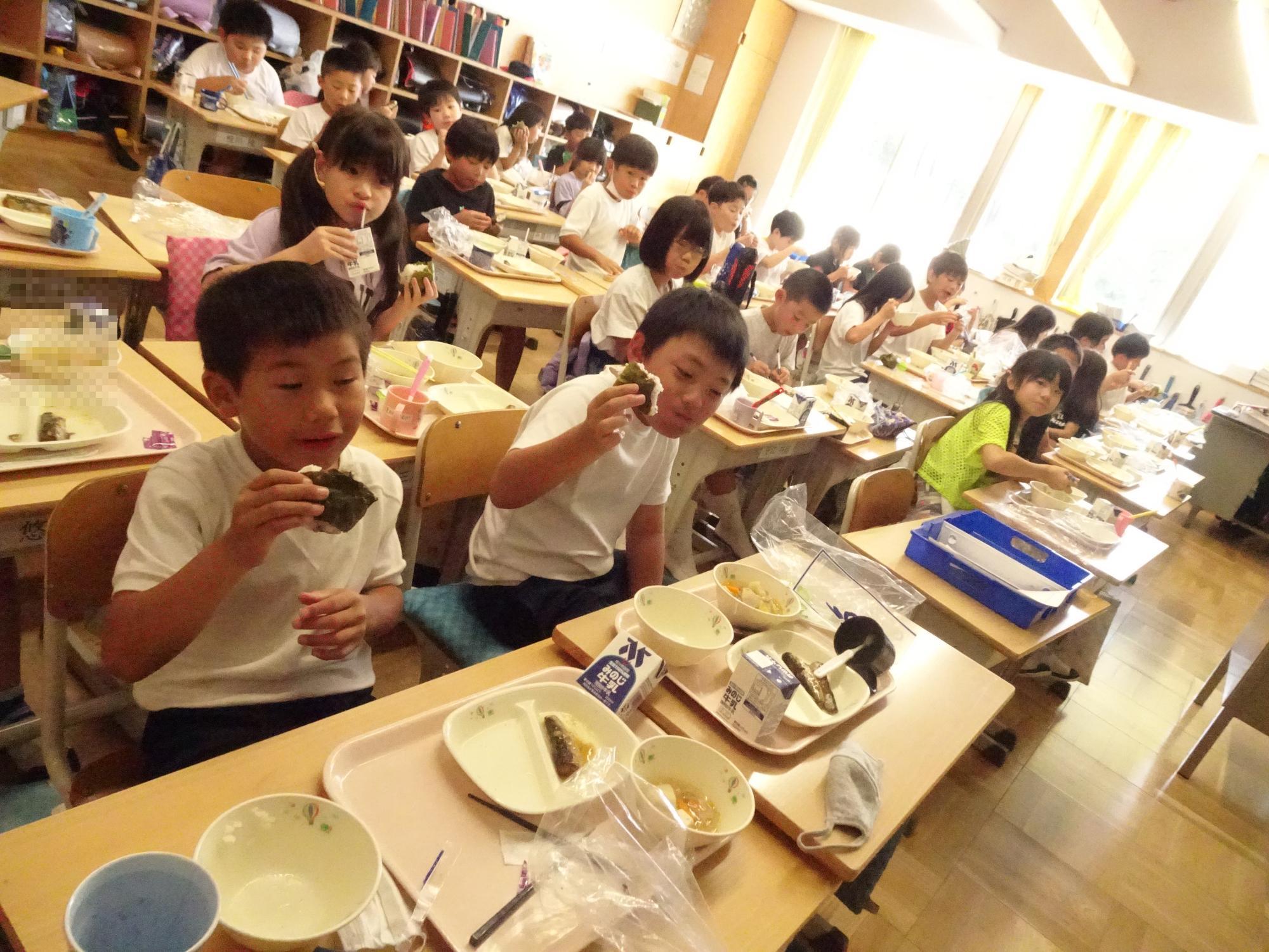セルフおにぎりを見せる子ども