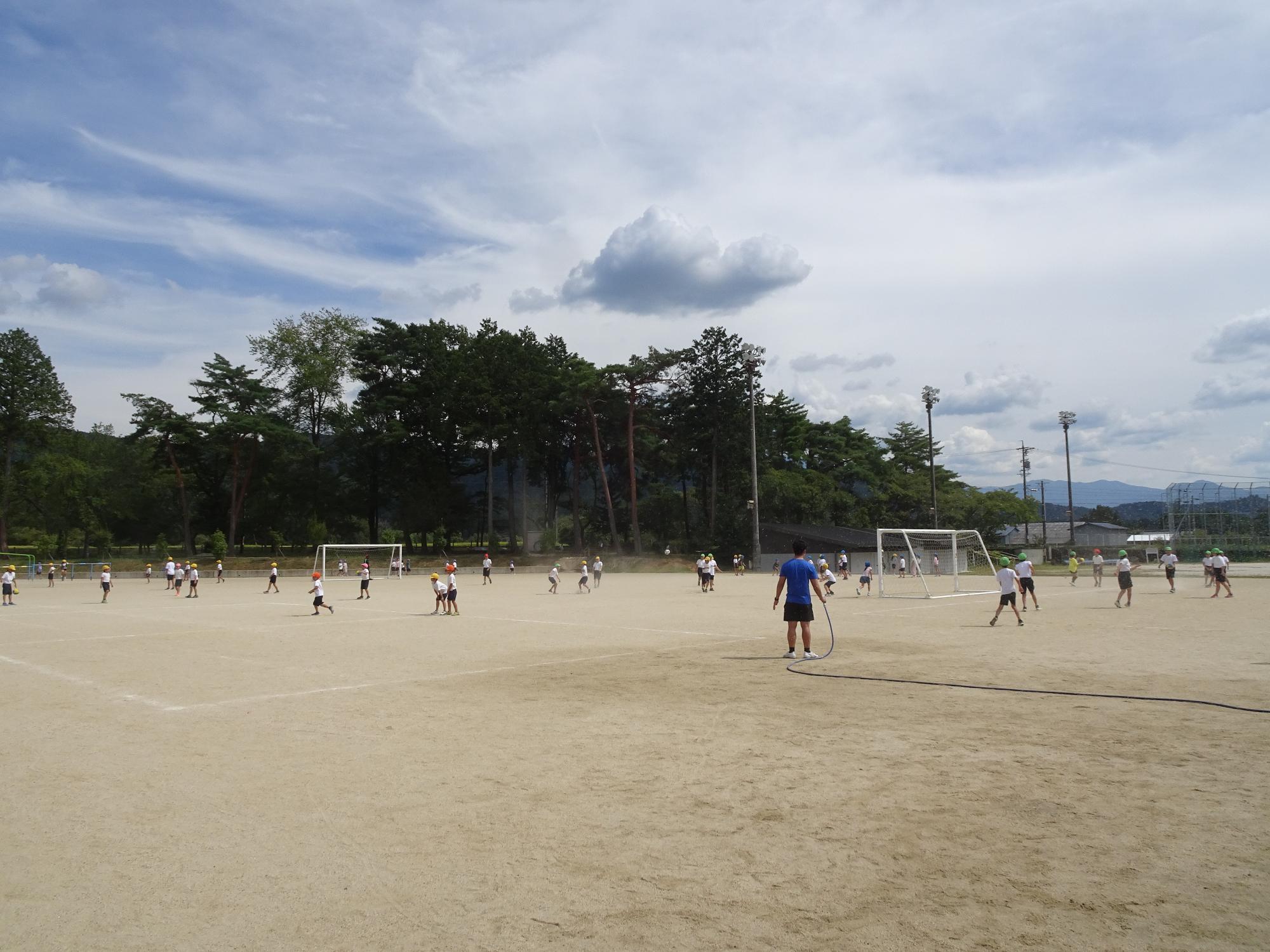 運動場で遊ぶ子達