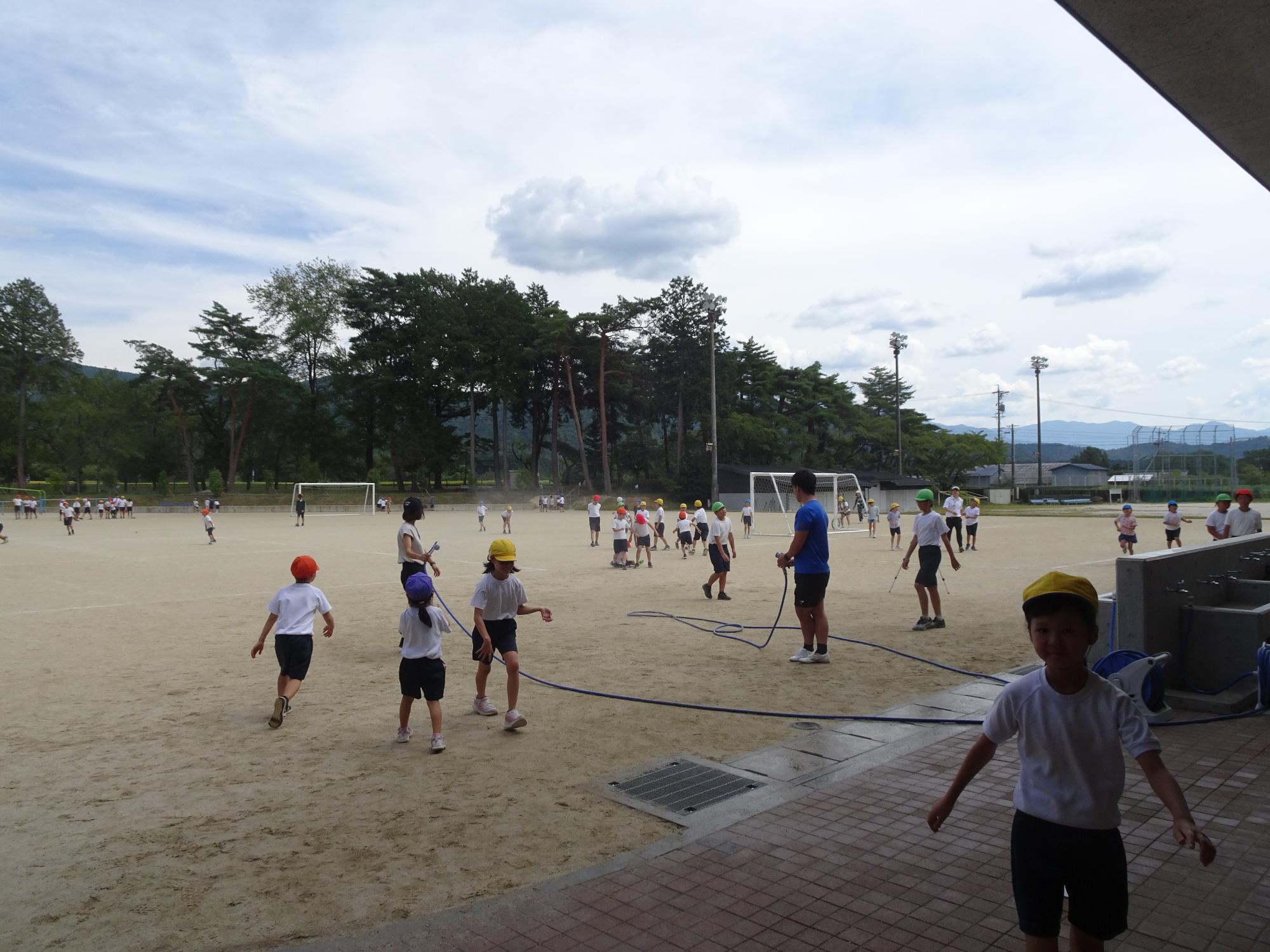 運動場に水撒き