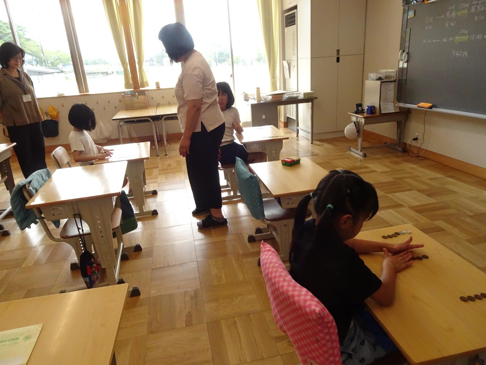 お金の計算をする子ども