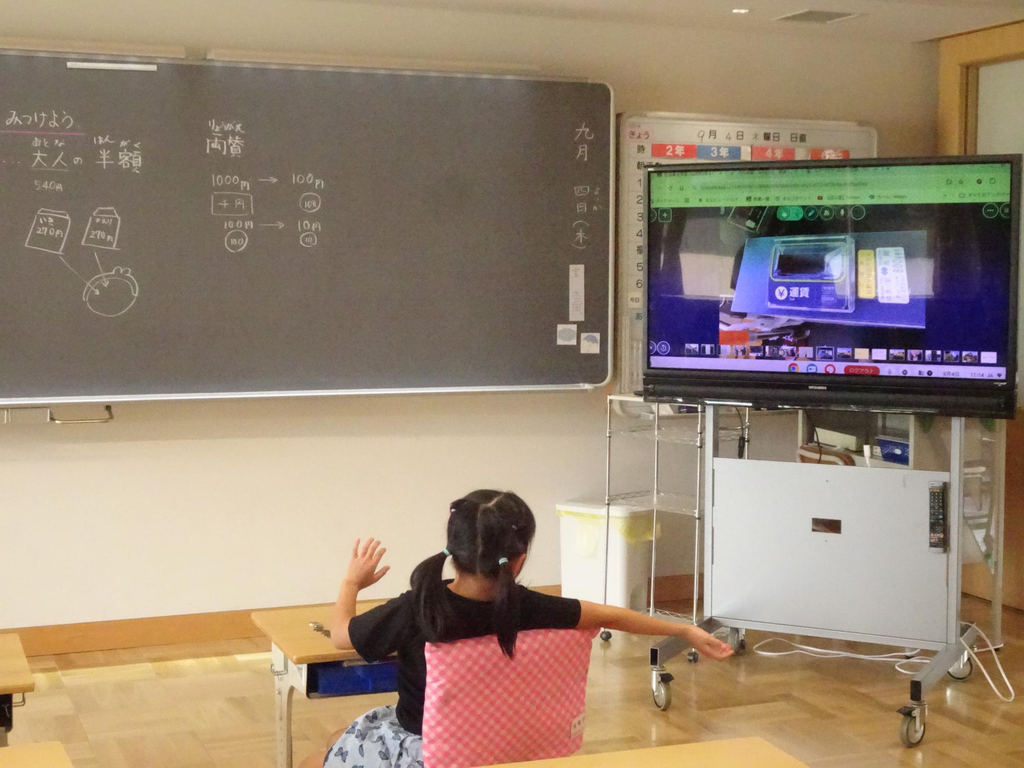 電車の乗り方を学習する子ども