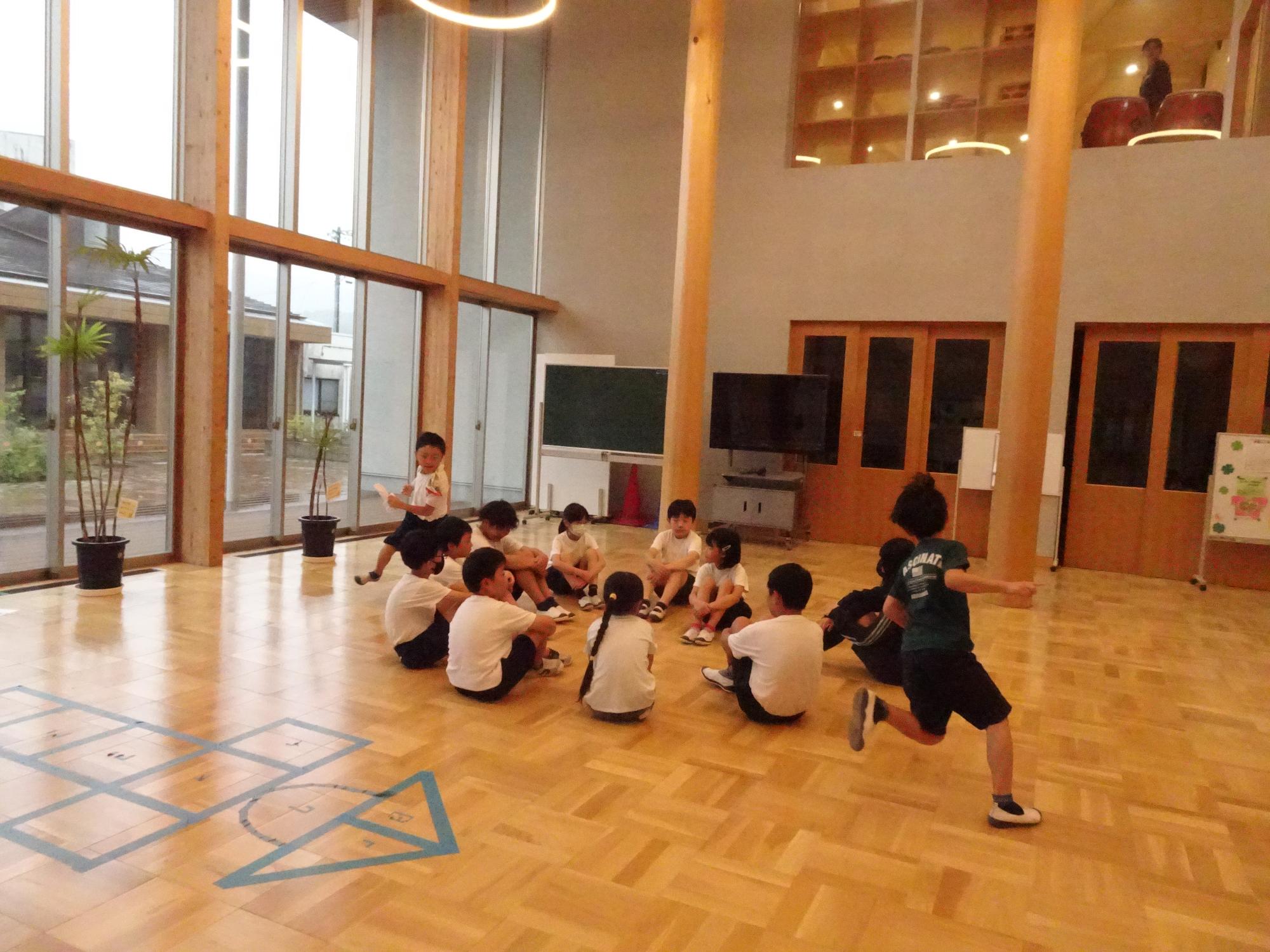 縦割り学年でグループ活動する子どもたち