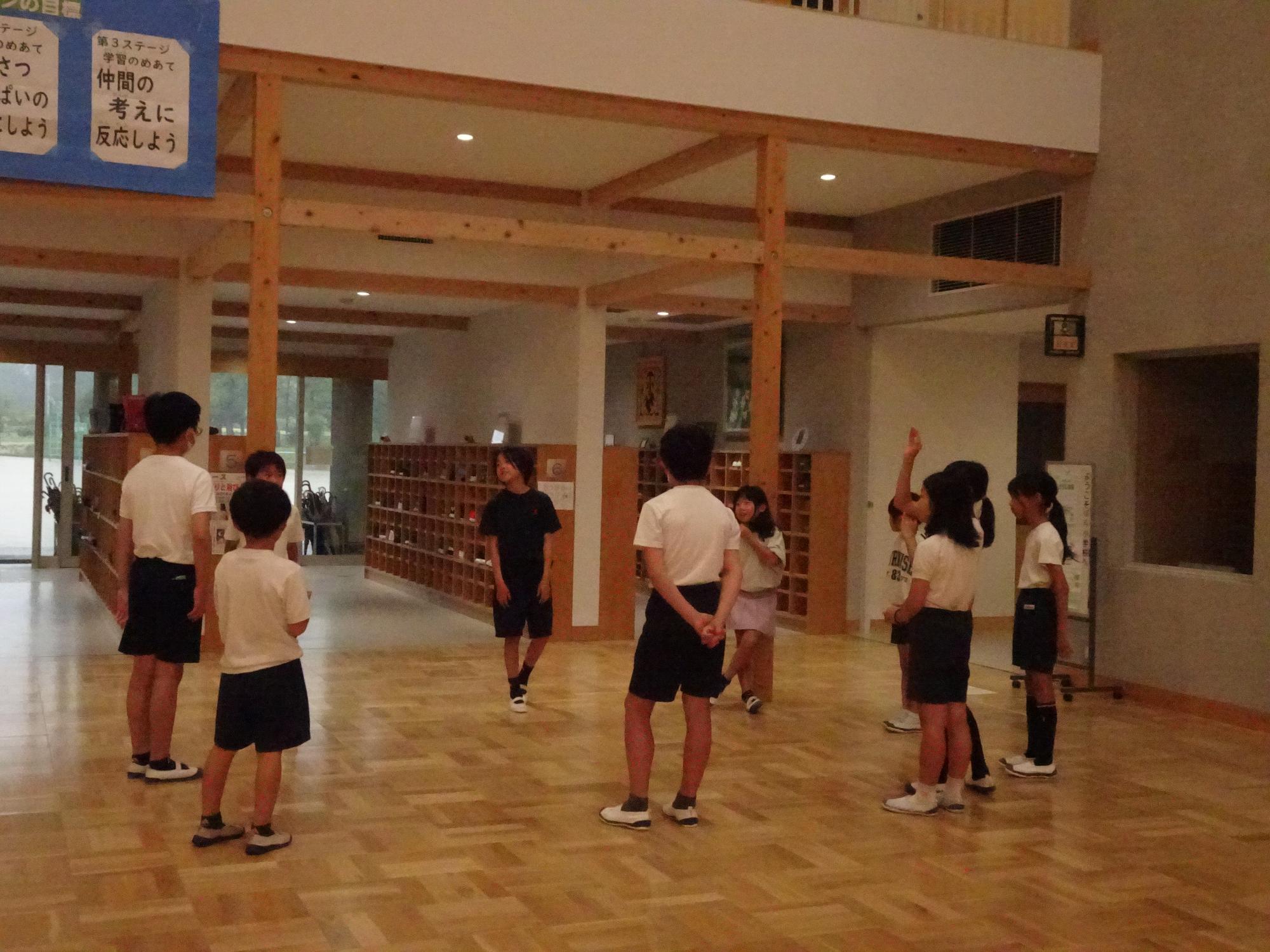 縦割り学年でグループ活動をする子どもたち