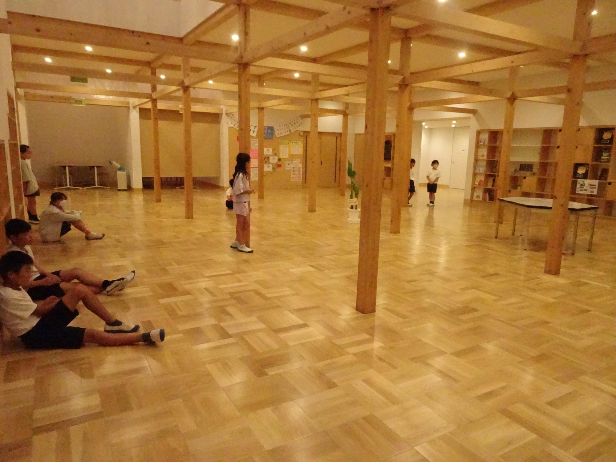 縦割り学年でグループ活動をする子どもたち