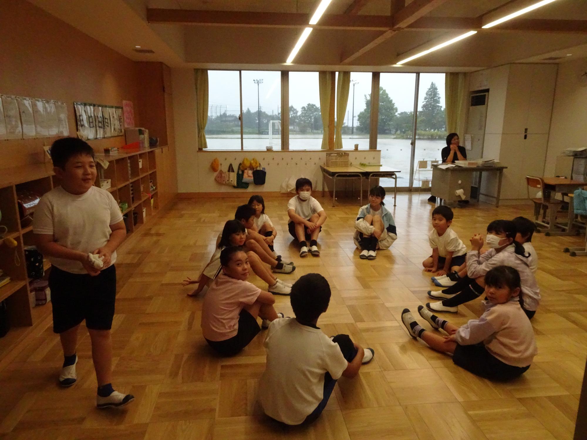 縦割り学年でグループ活動をする子どもたち
