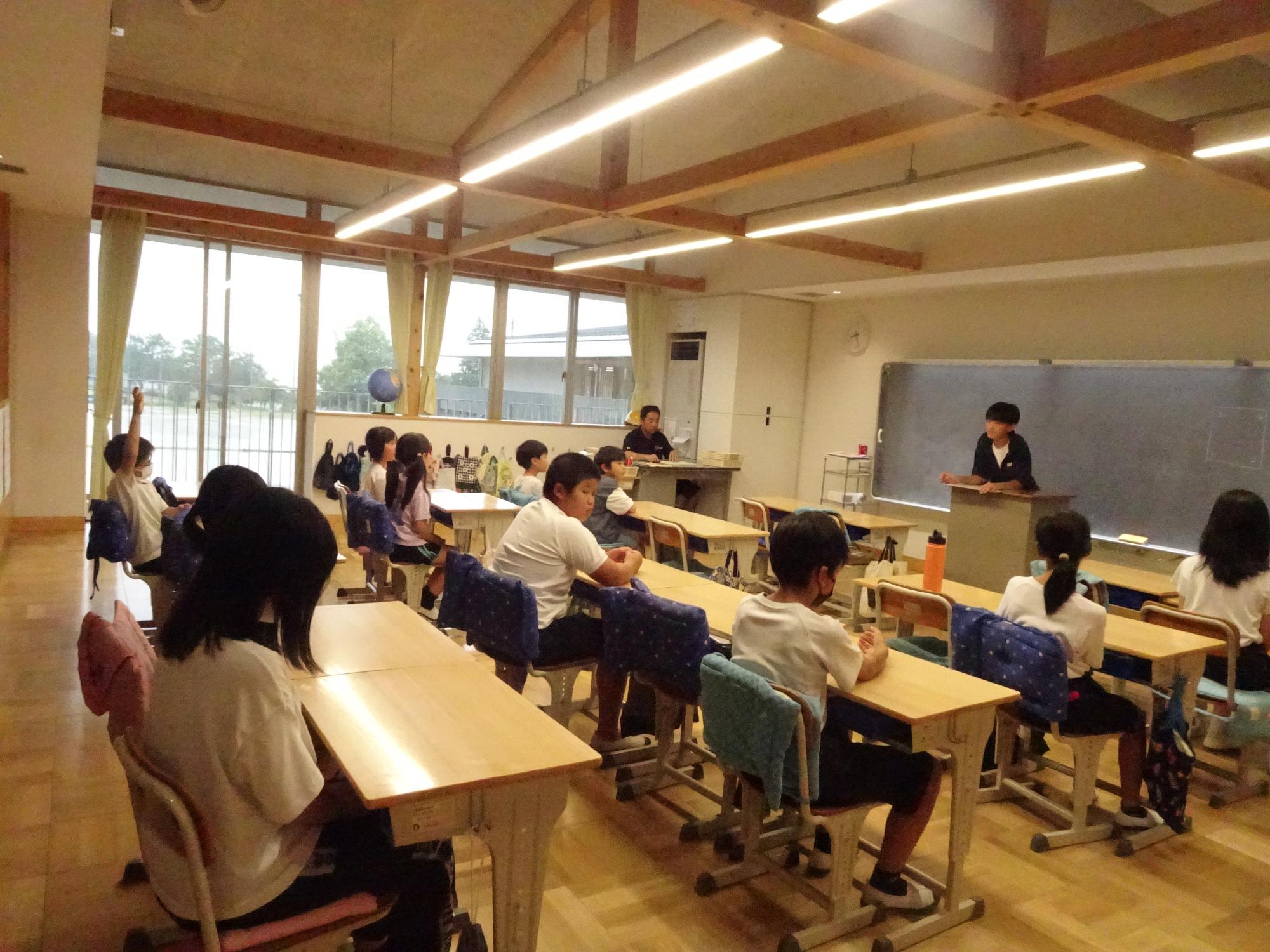 活動のふりかえりをする子どもたち