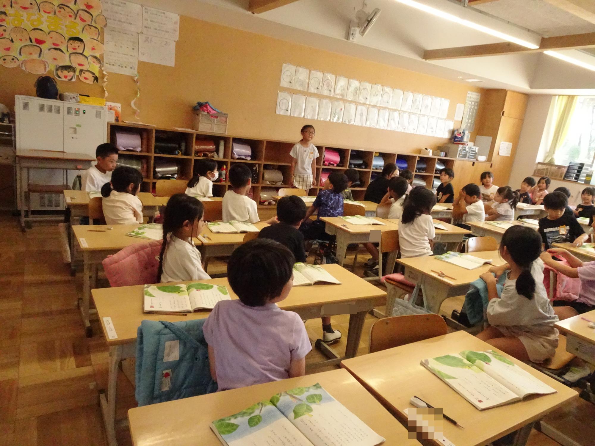 話を聞く子どもたち
