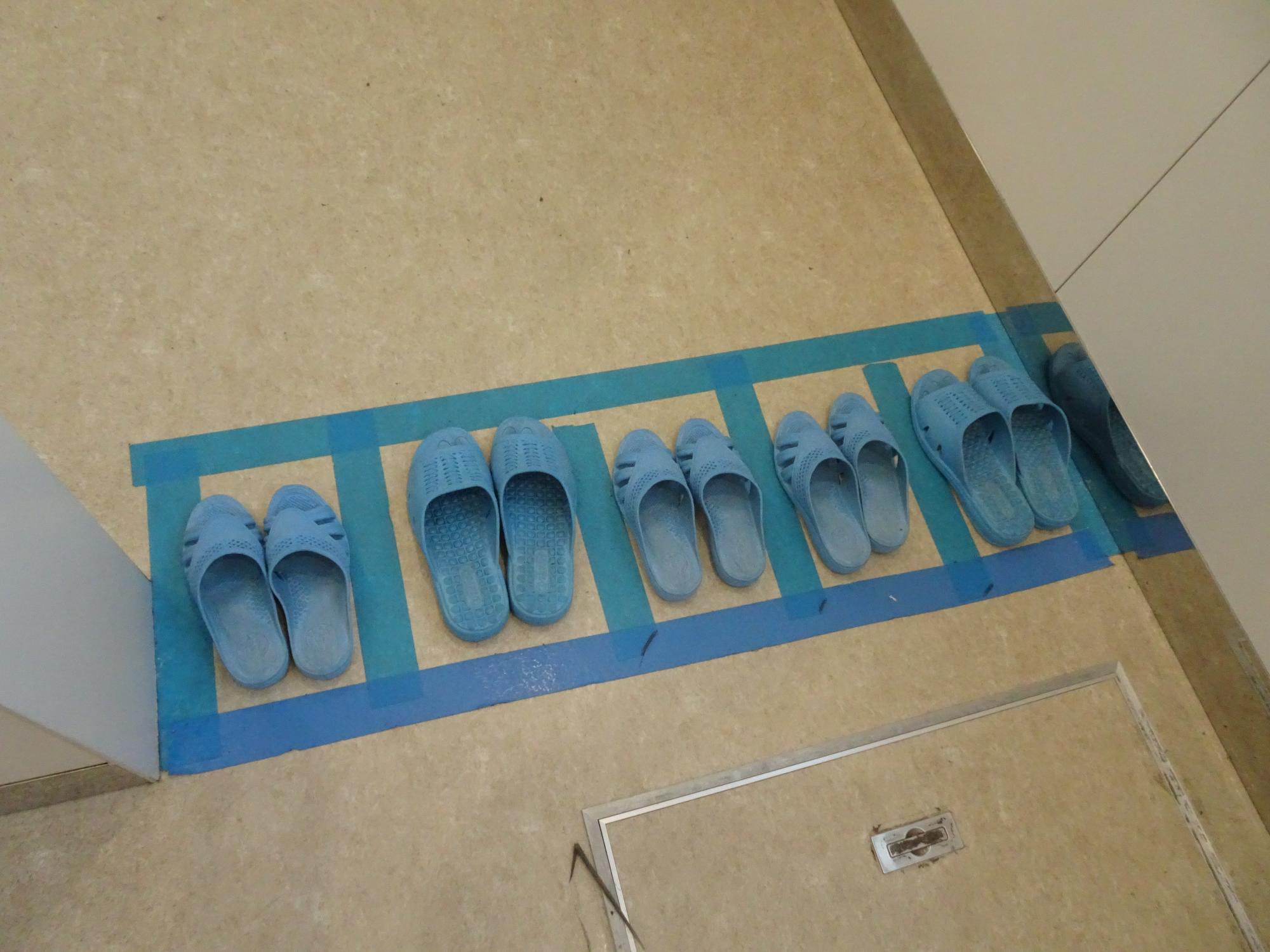 きれいに並んだトイレのスリッパ