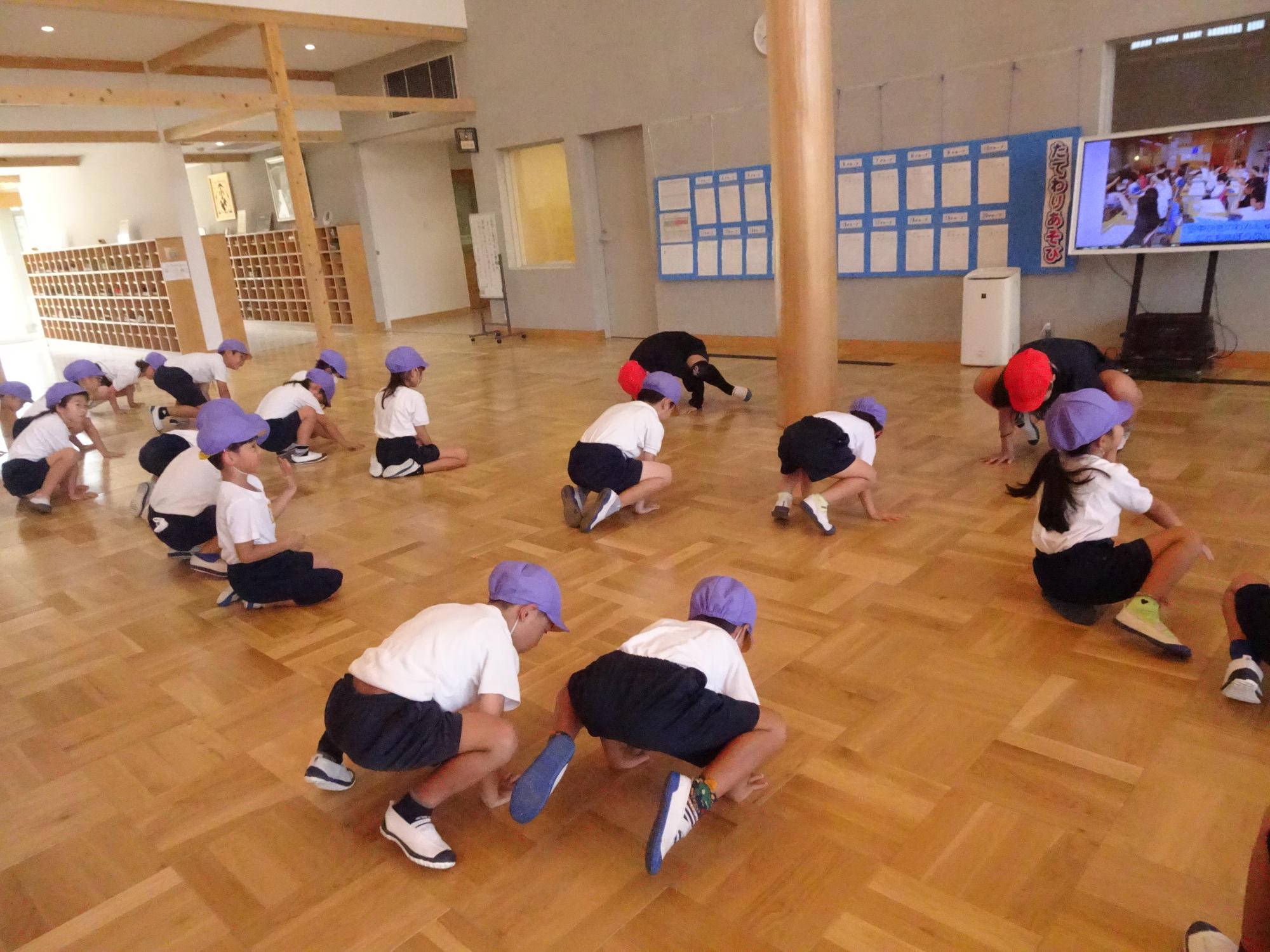 体操する子どもたち