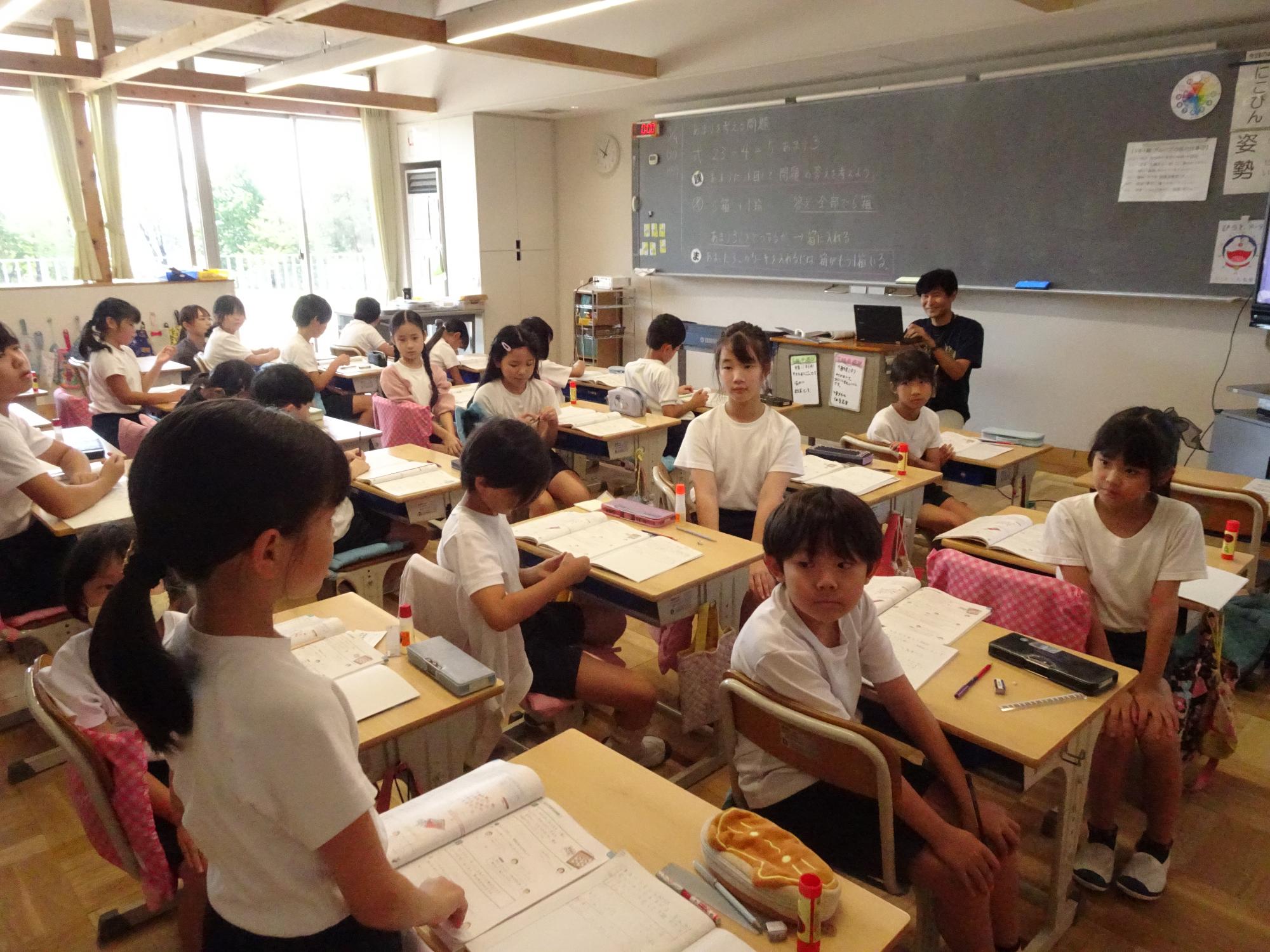 友だちの発言を聞く子どもたち