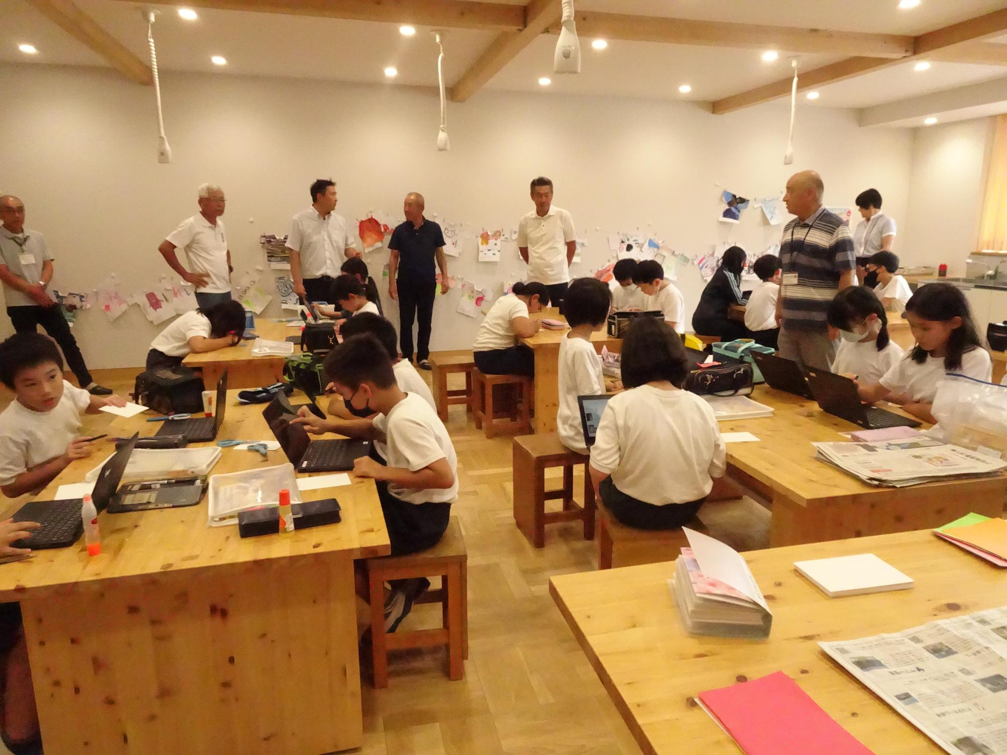 絵画クラブで絵を選択する子