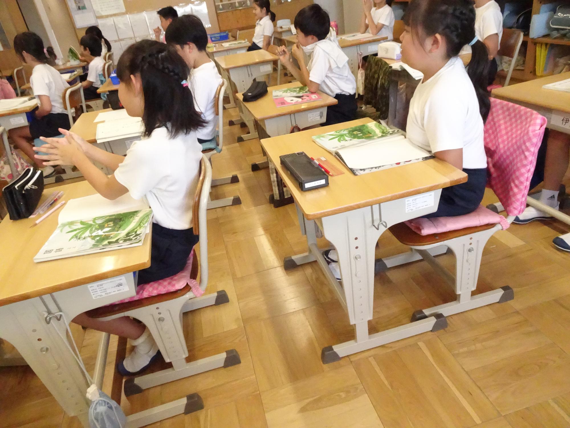 話を聞く子どもたち