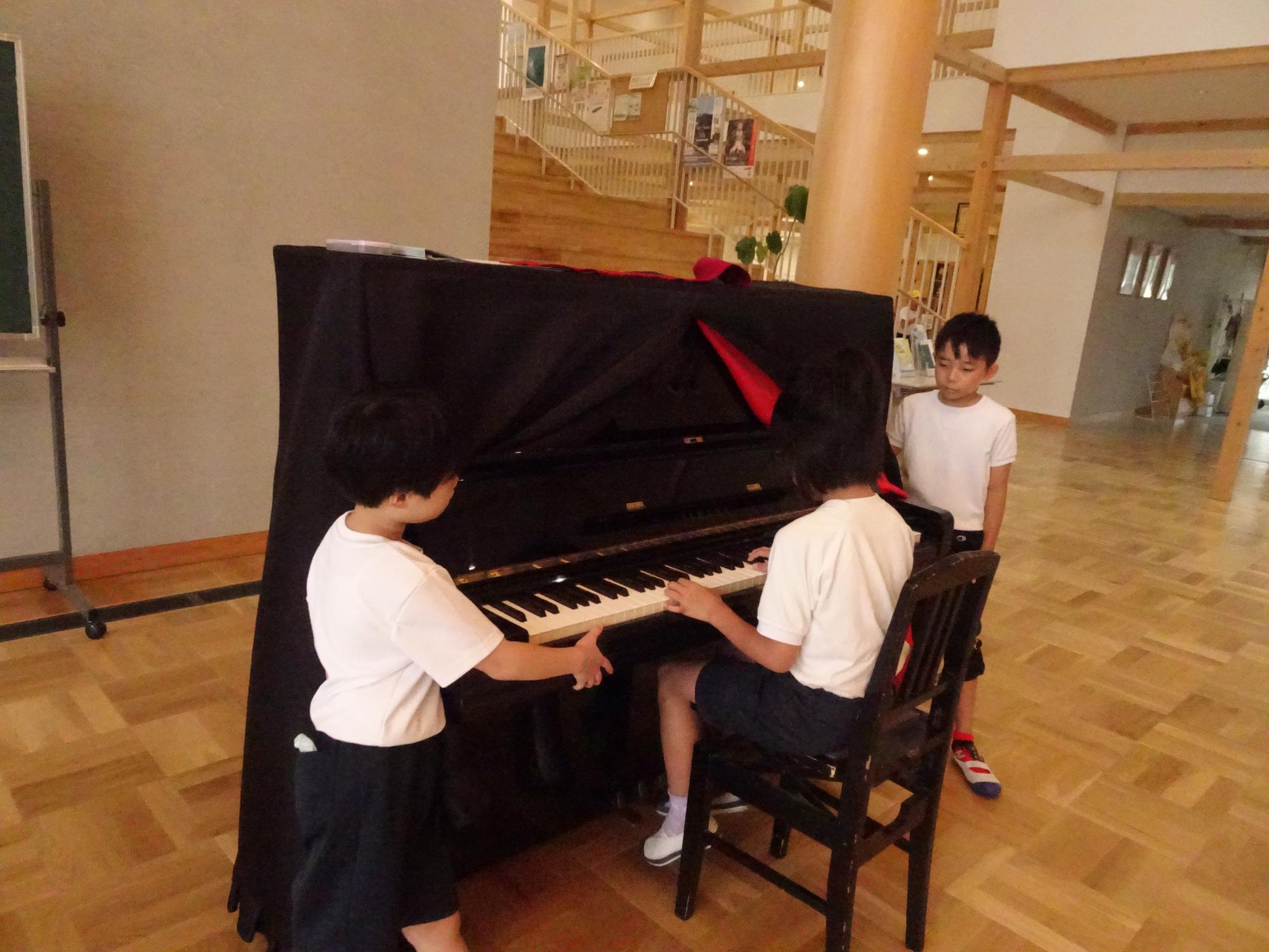 広場のピアノを弾く子ども