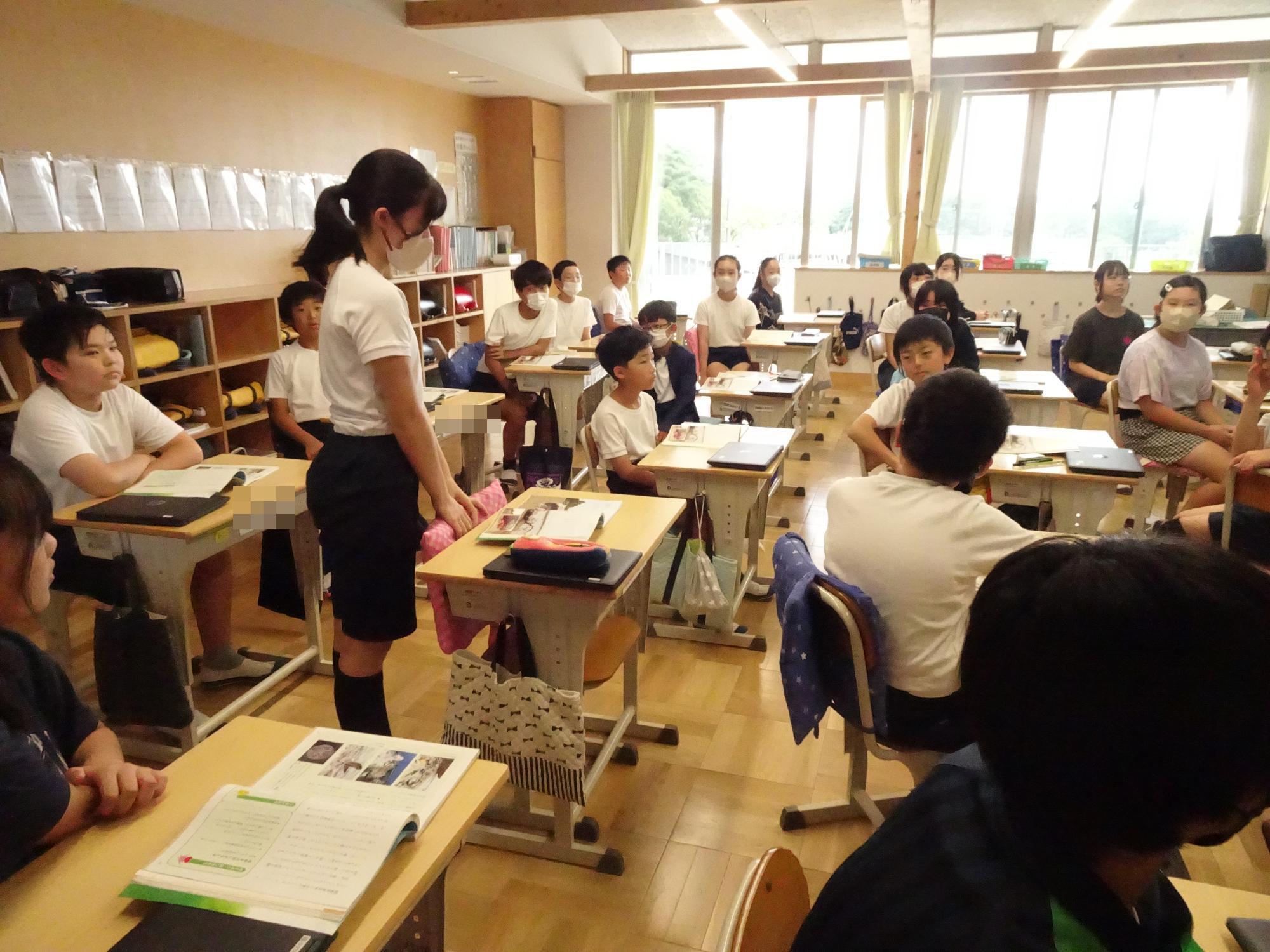話を聞く子どもたち