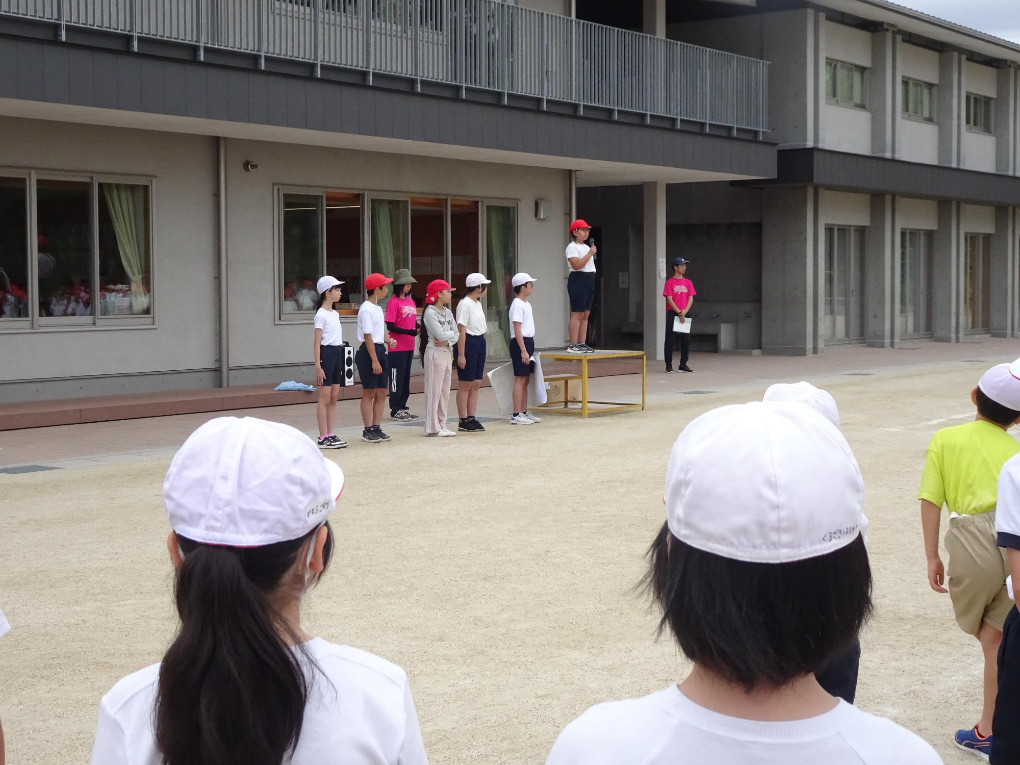結団式を進行する係