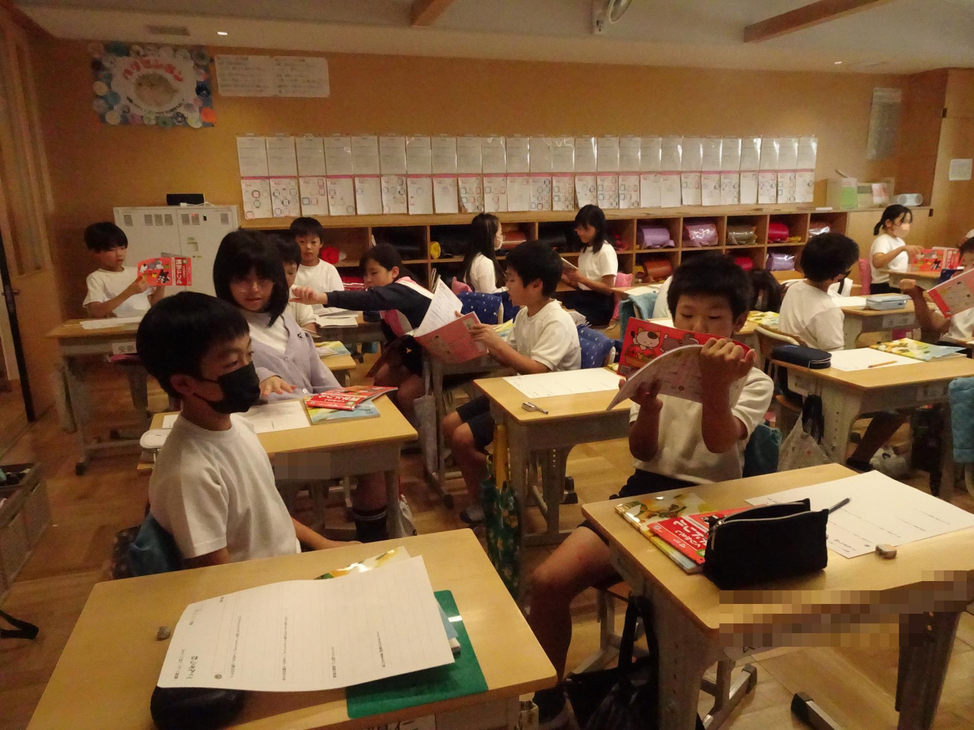 漢字練習をする子ども