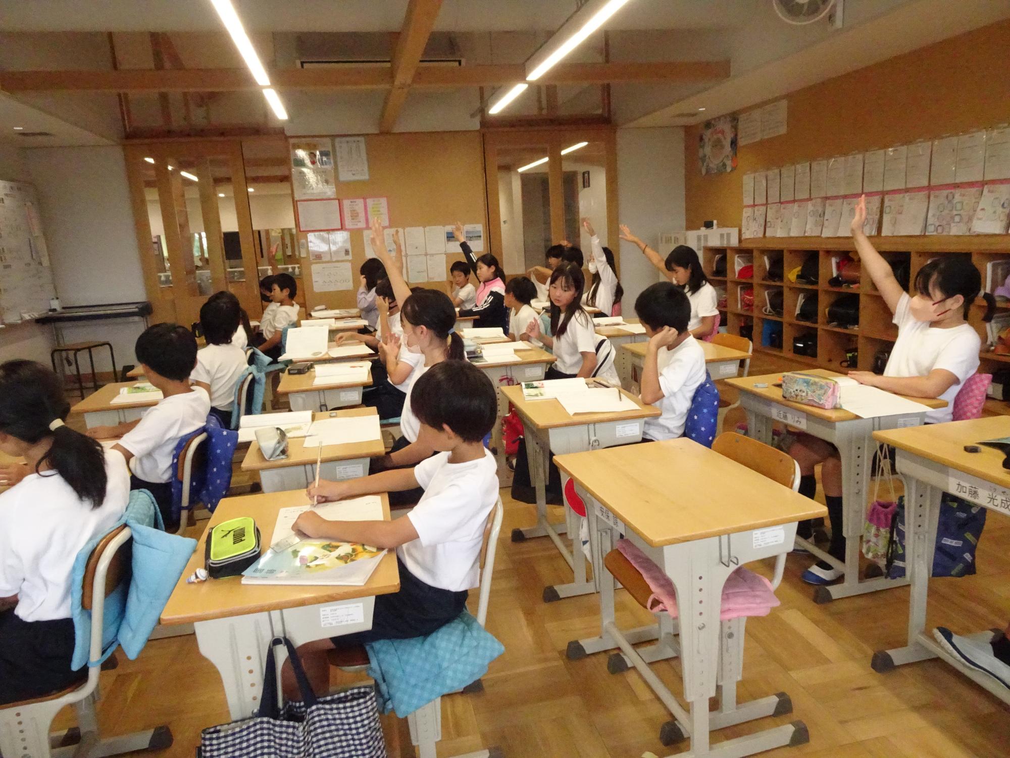 挙手する子ども