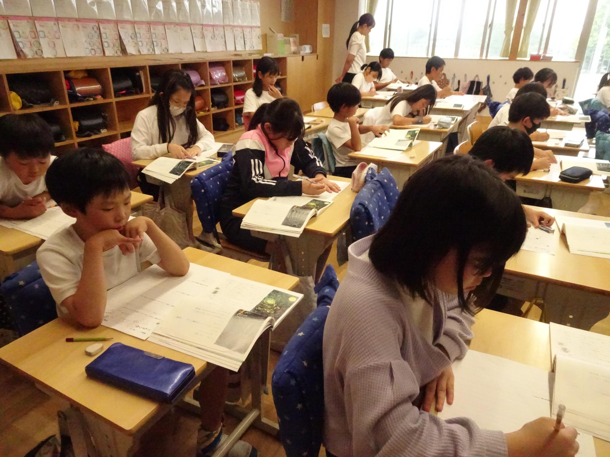 真剣に書く子どもの姿