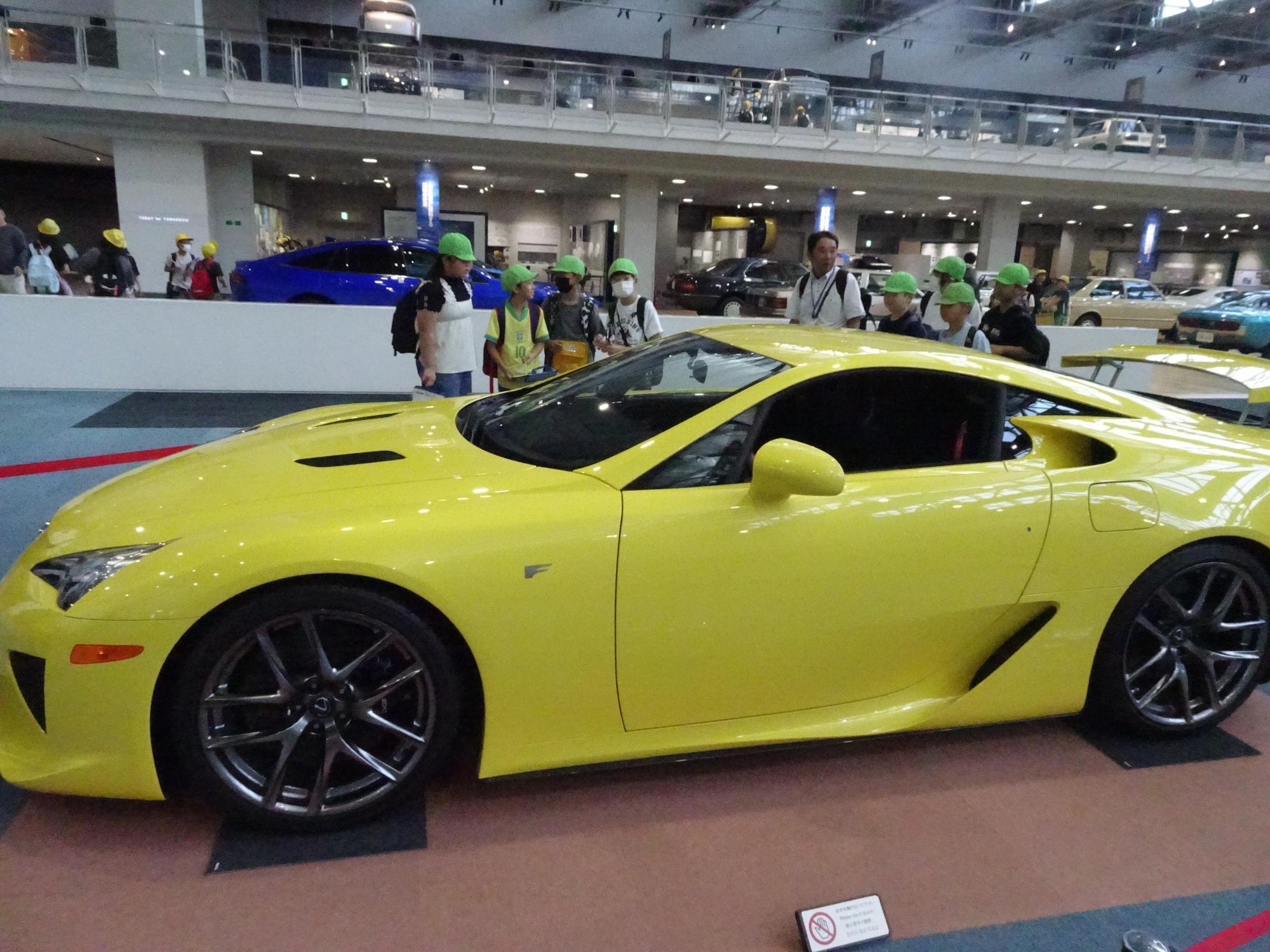 自動車を見学する子ども