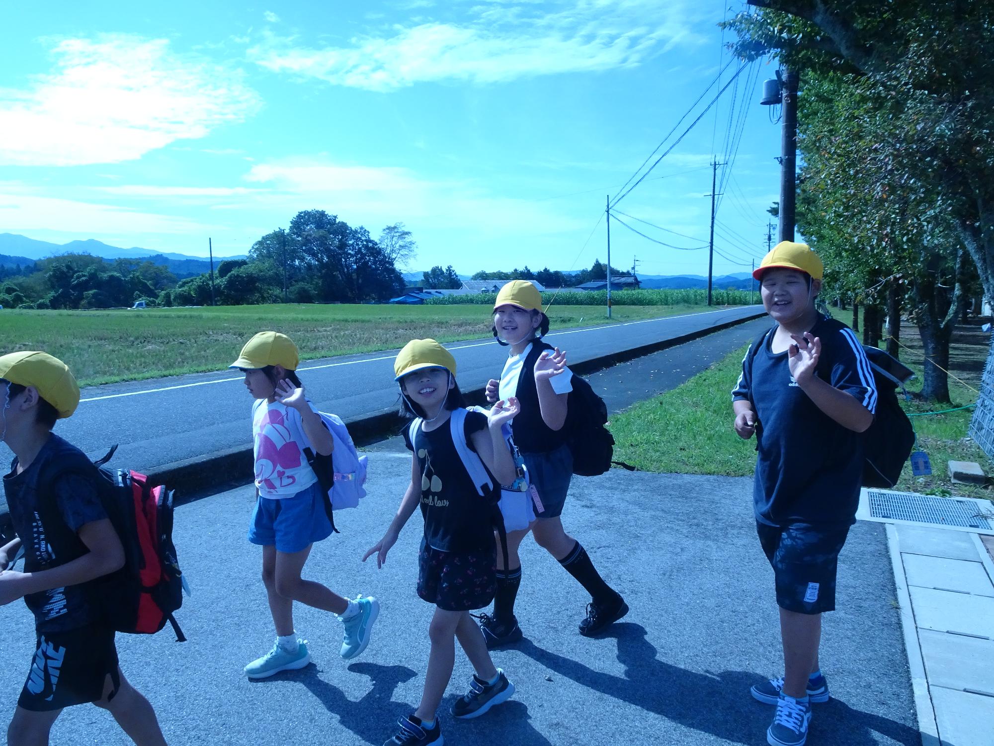 遠足に行く子ども