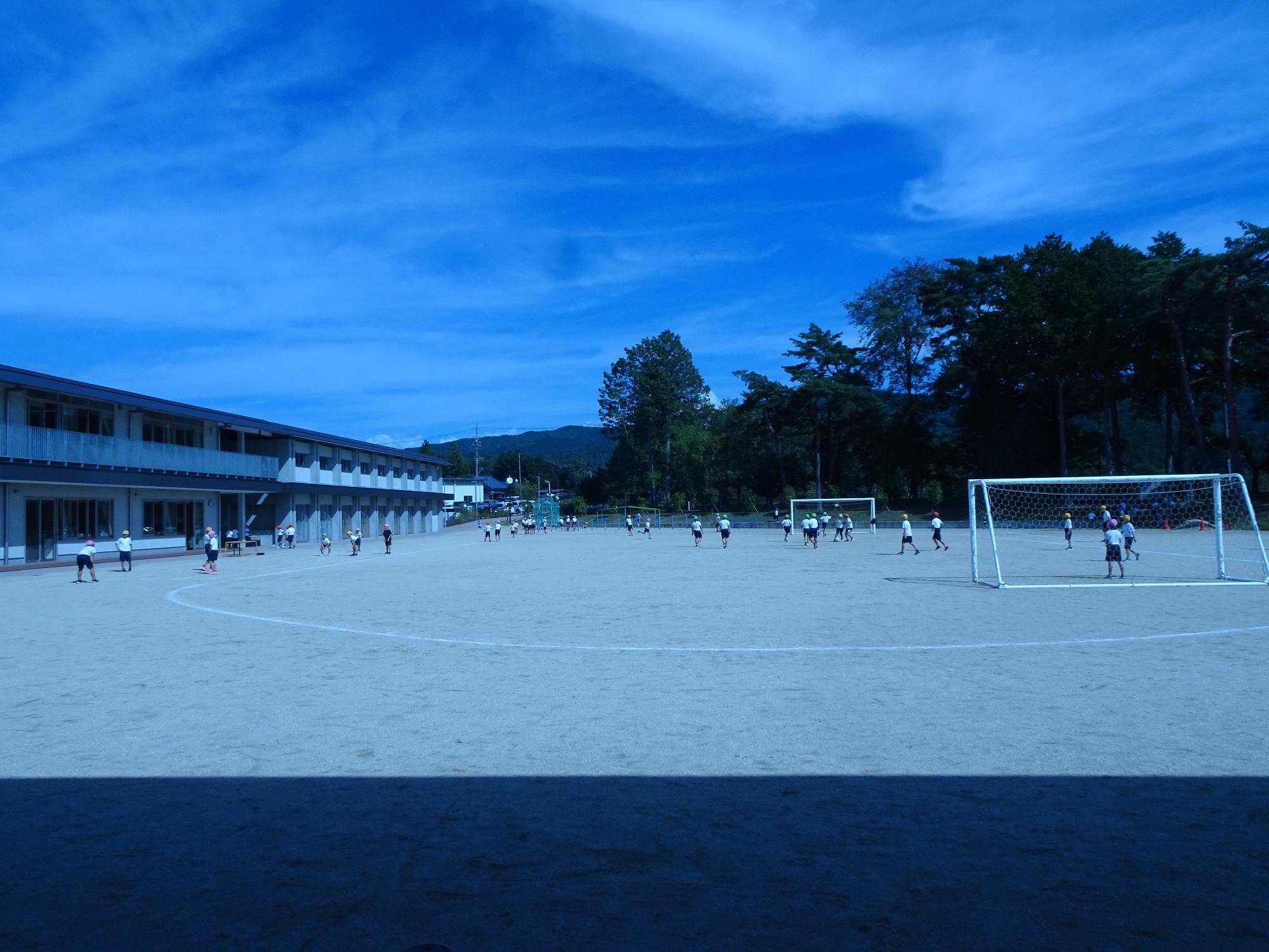 運動場であそぶ子