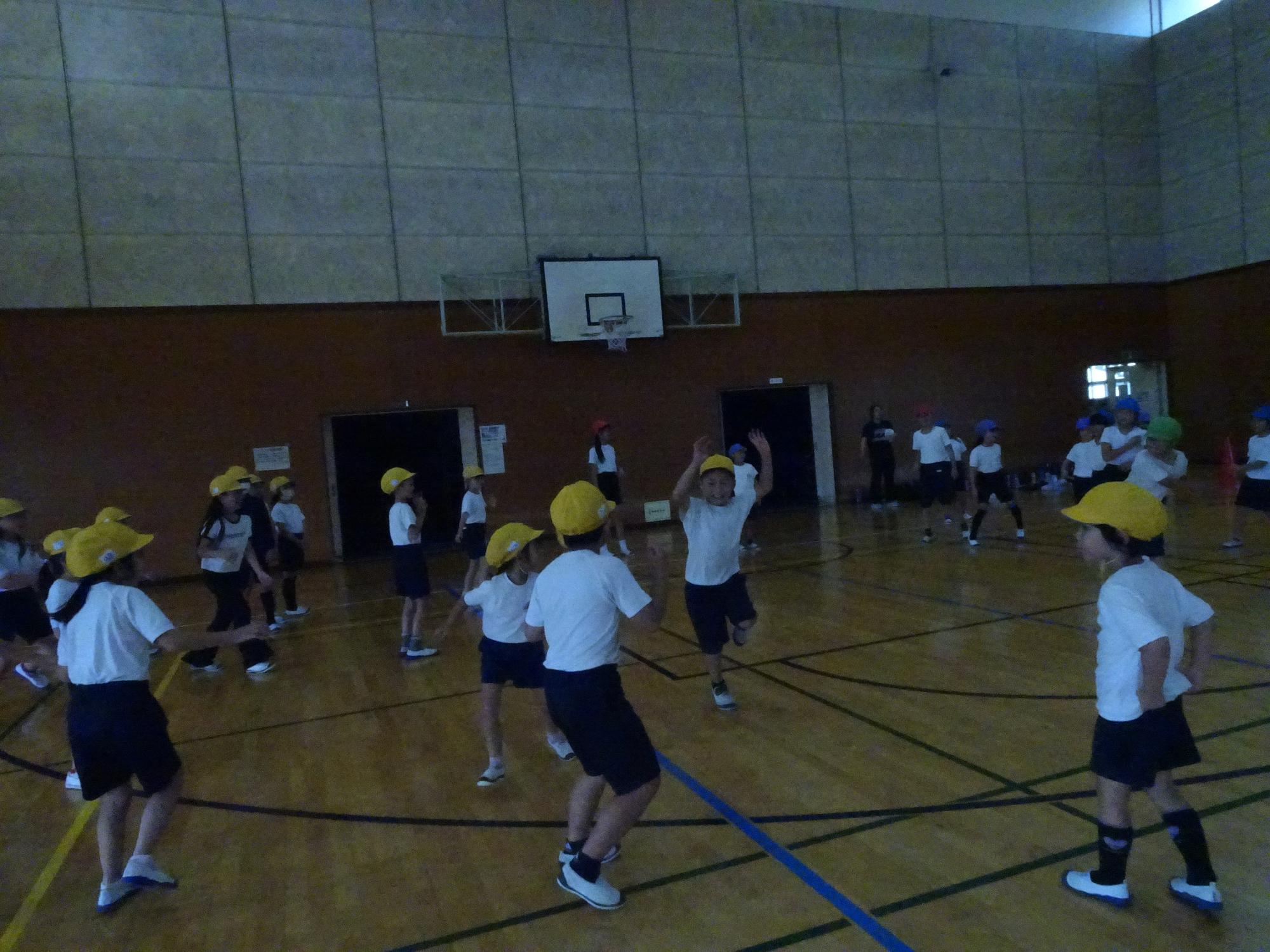 ドッジボールをする子