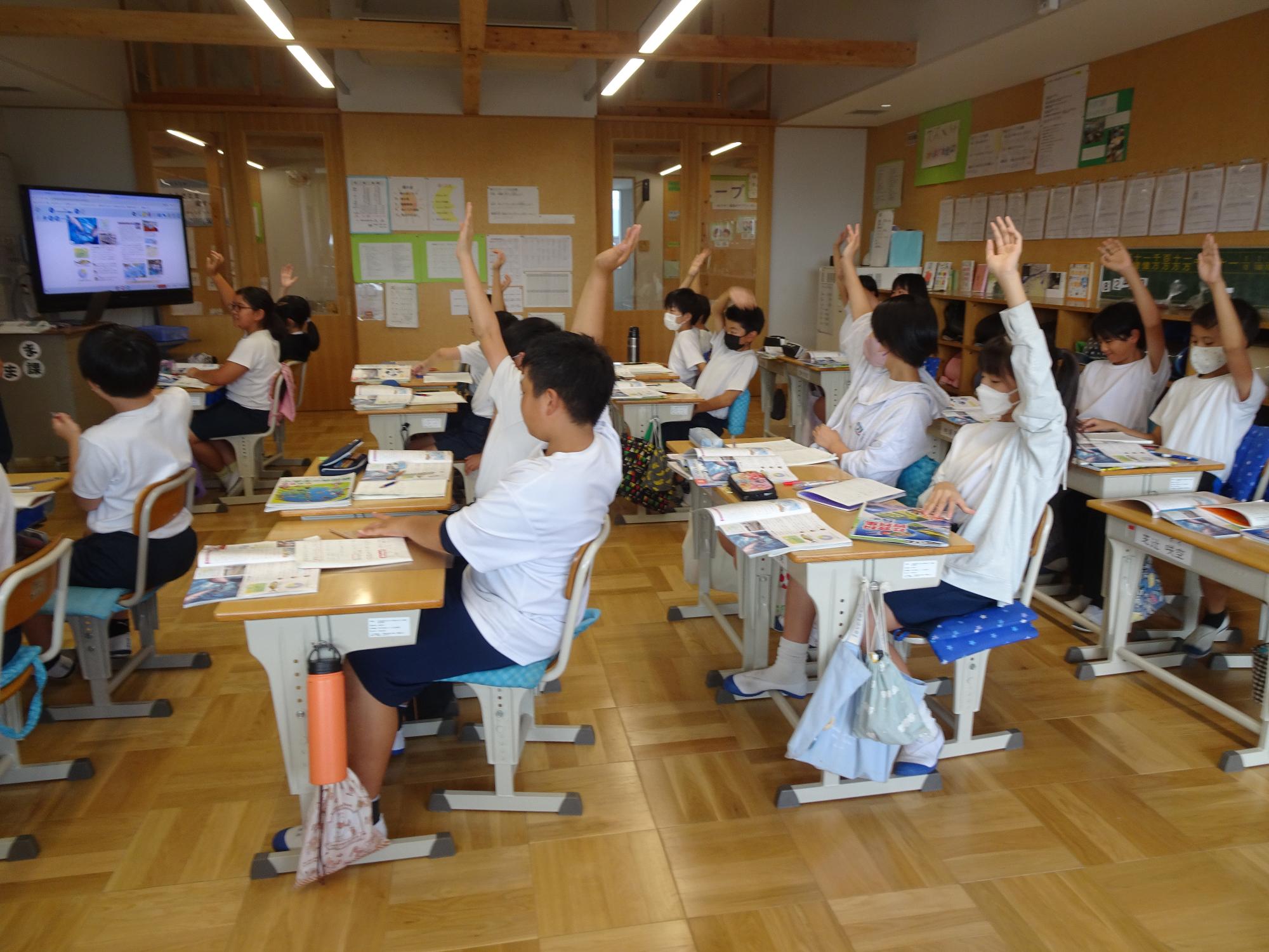 挙手する子ども