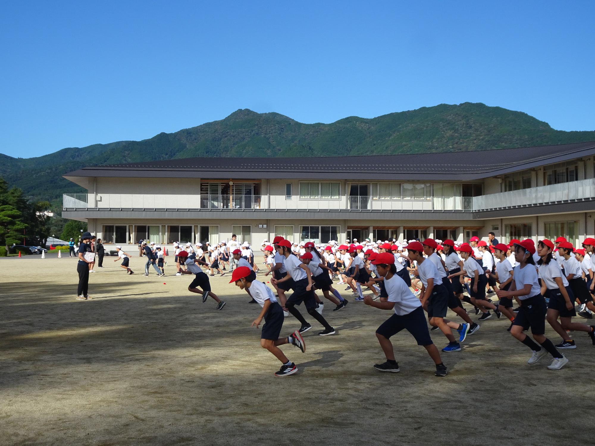 団席へ駆け戻る子どもたち