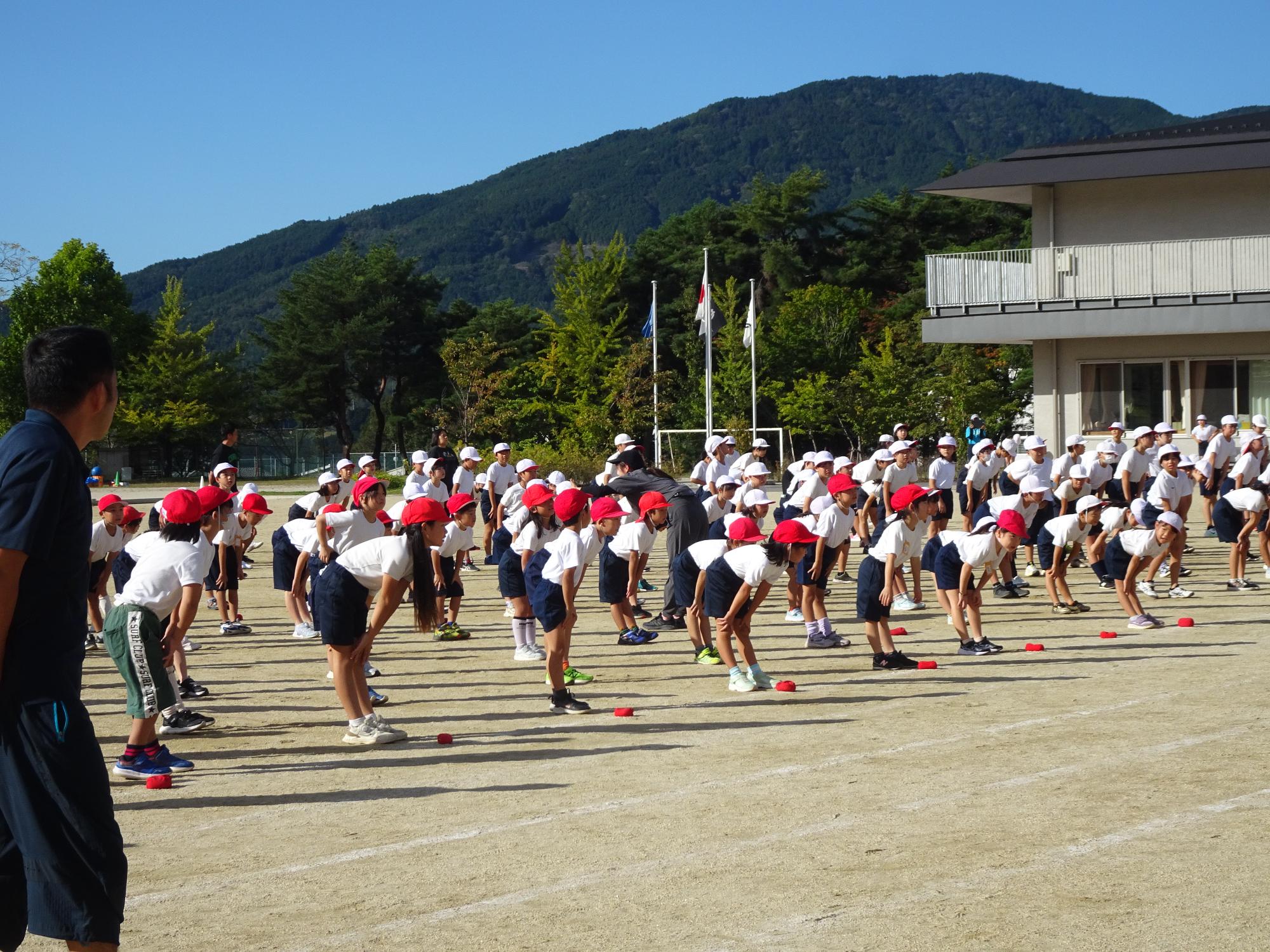 体操をする子どもたち
