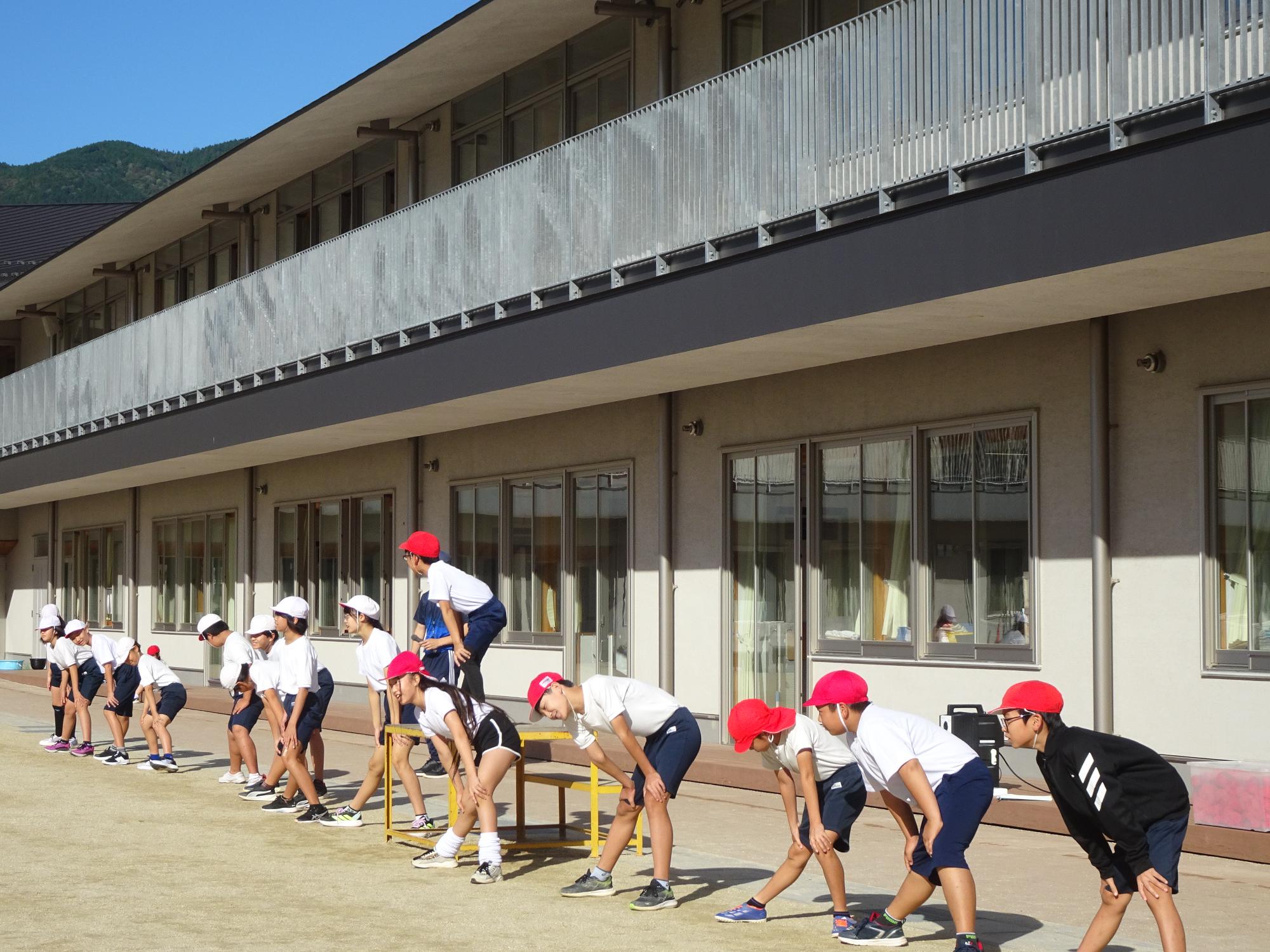 体操をする子どもたち