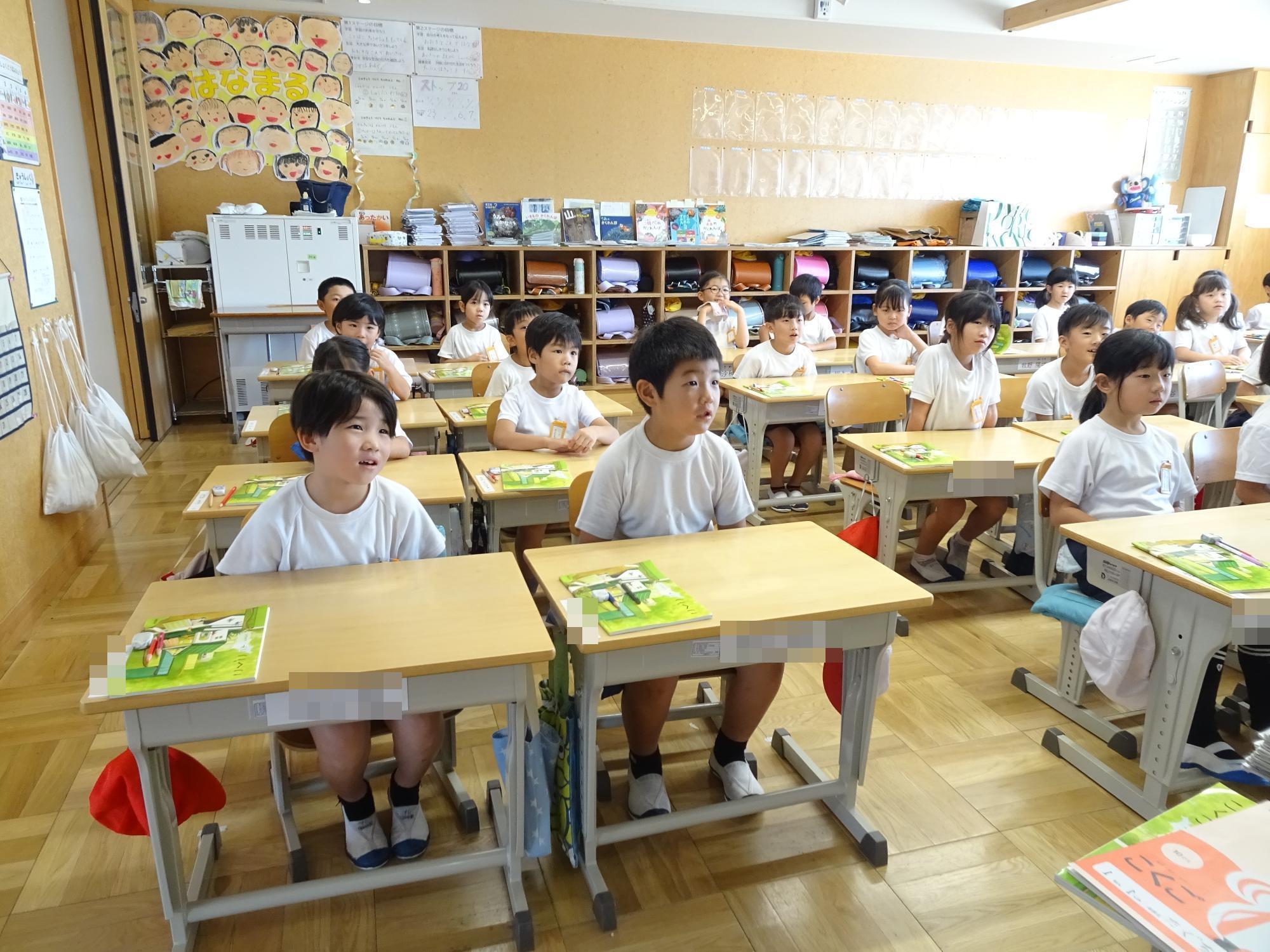 話を聞く子ども