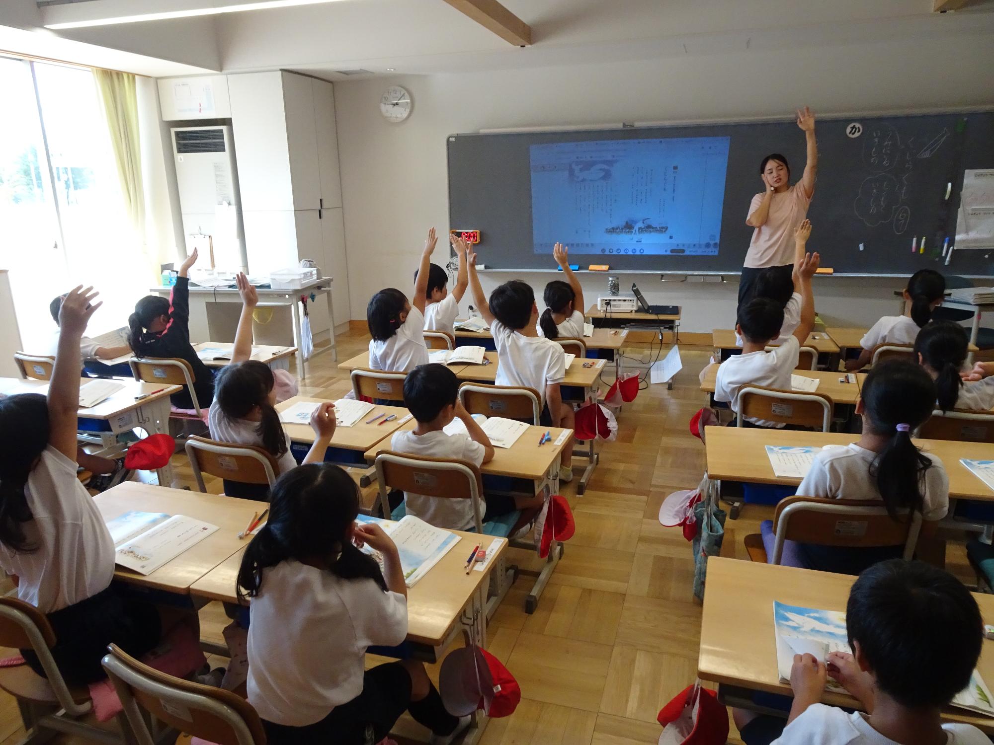 挙手する子ども