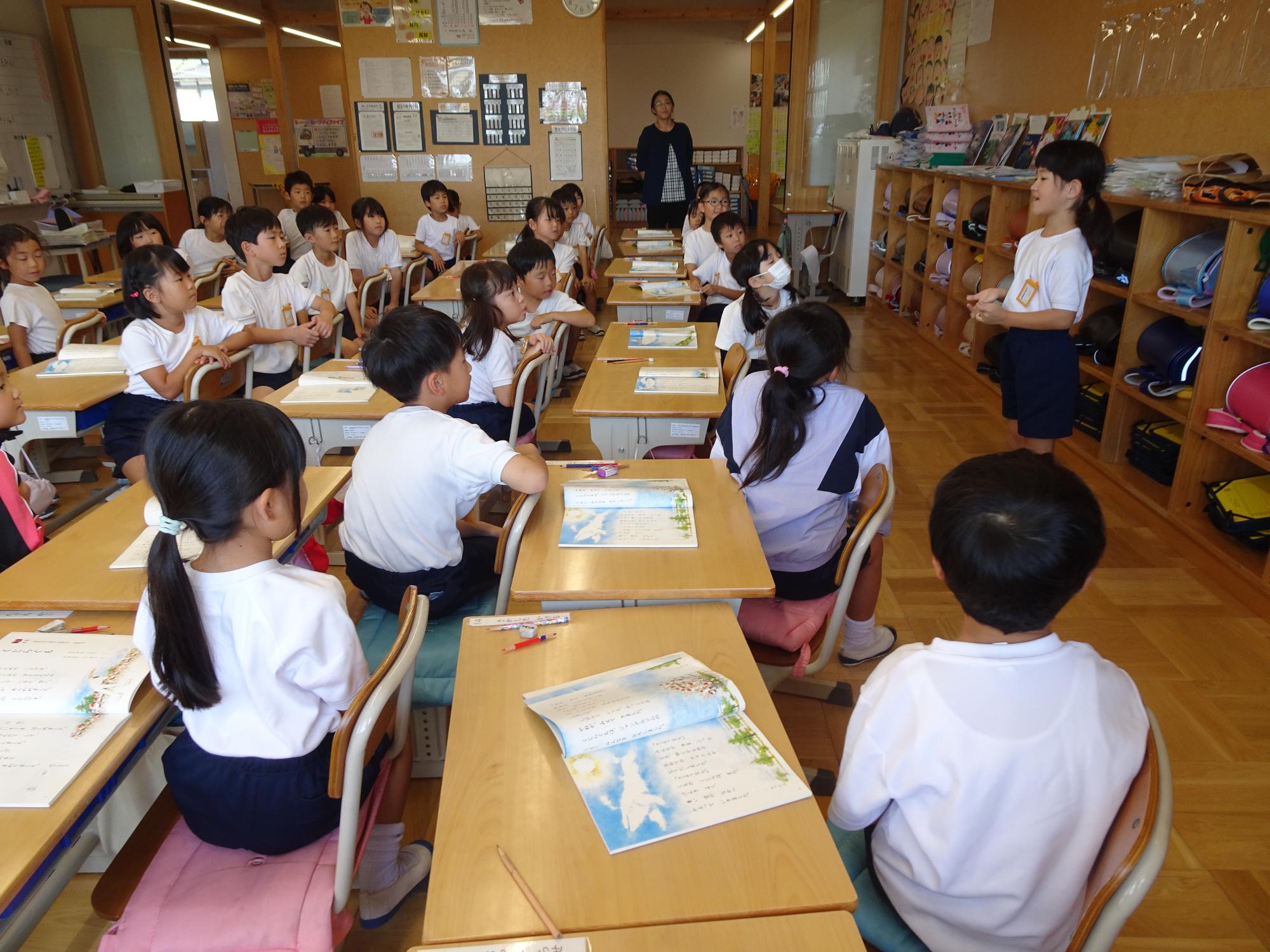 友だちを見て話を聞く1年生