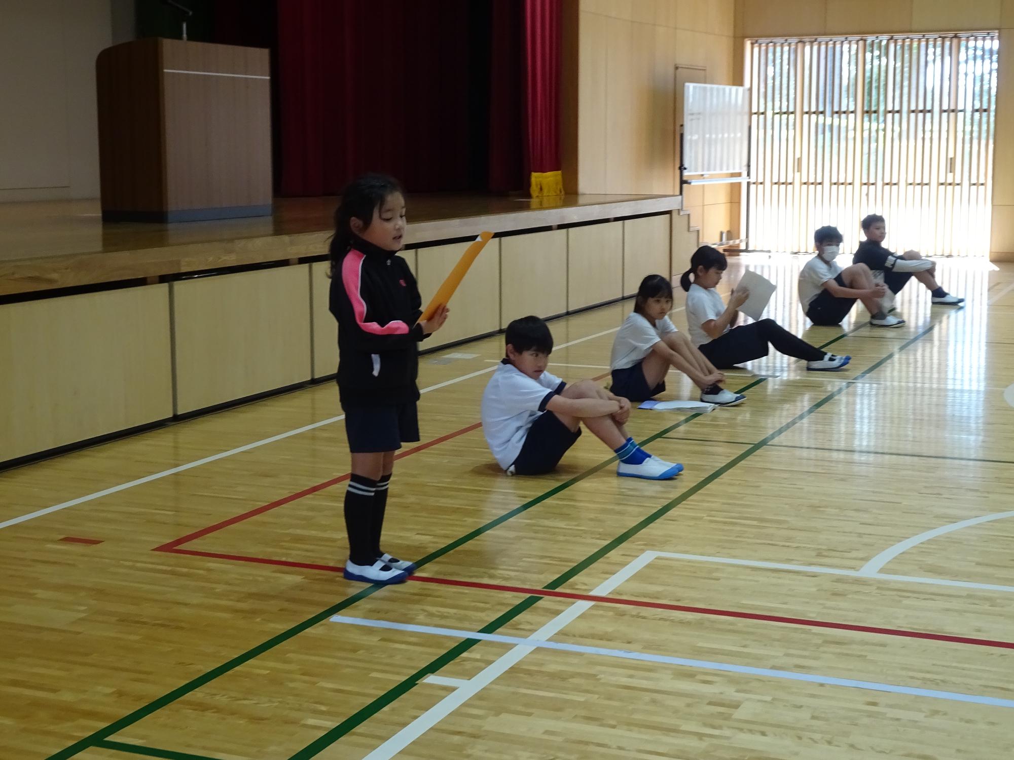 がんばったことを発表する子ども